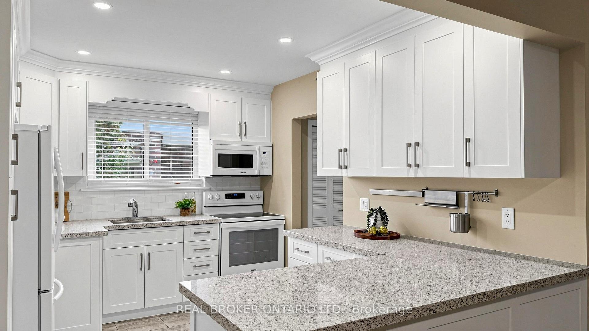 Photo 22 of 32 Cairnside Crescent, North York, Pleasant View — HOMEH