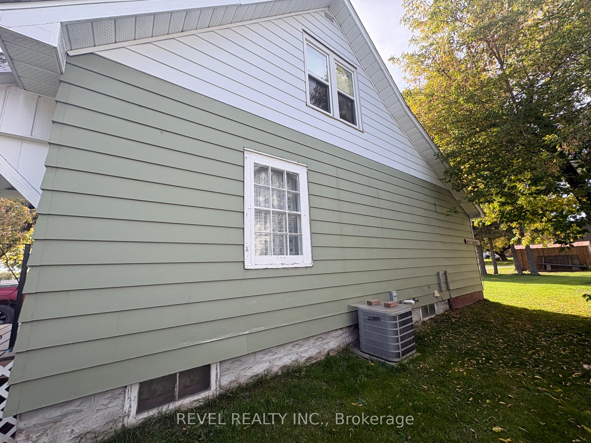 Photo 3 of 107 Fifteenth Avenue, Cochrane — HOMEH