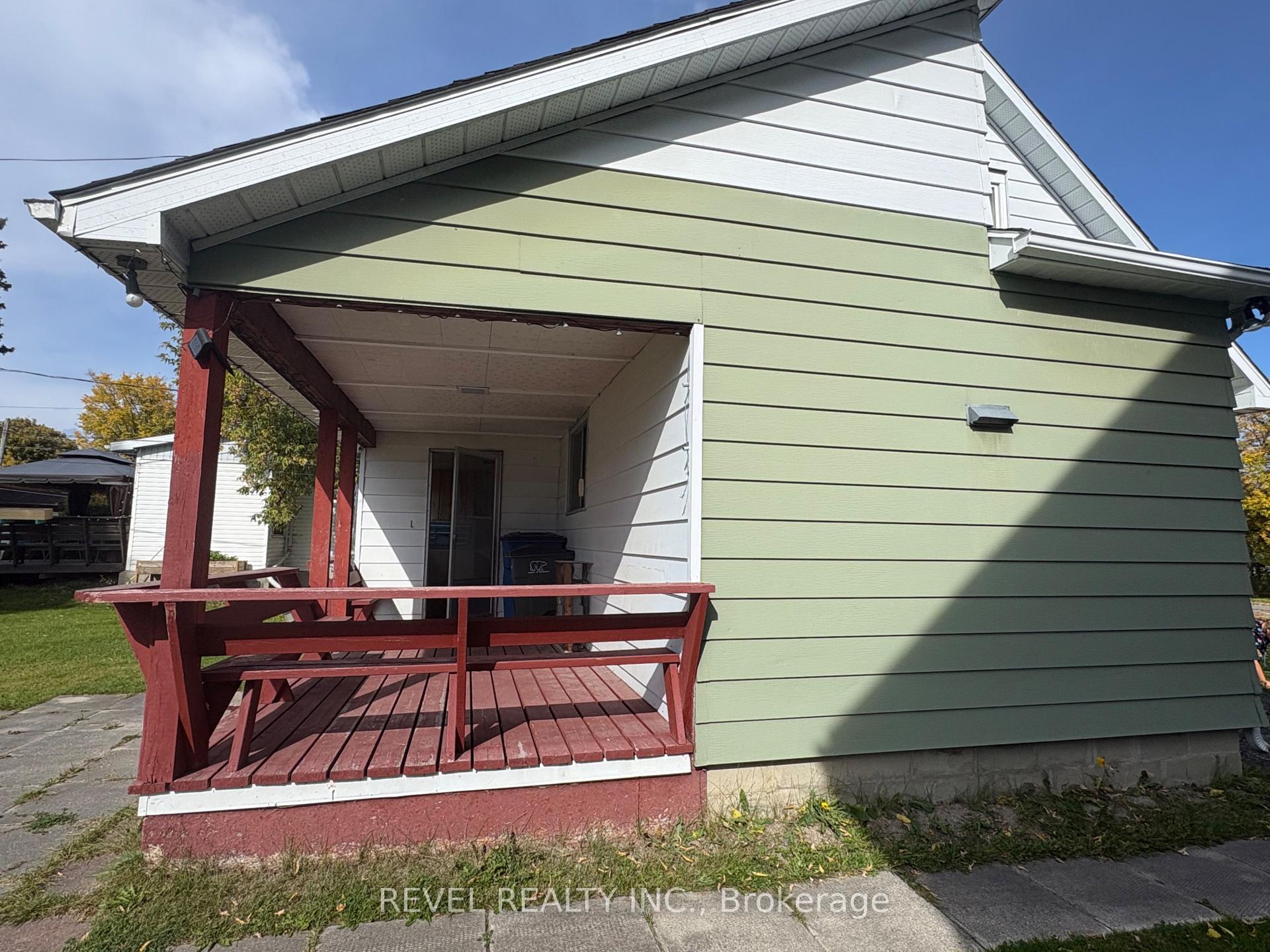 Photo 4 of 107 Fifteenth Avenue, Cochrane — HOMEH