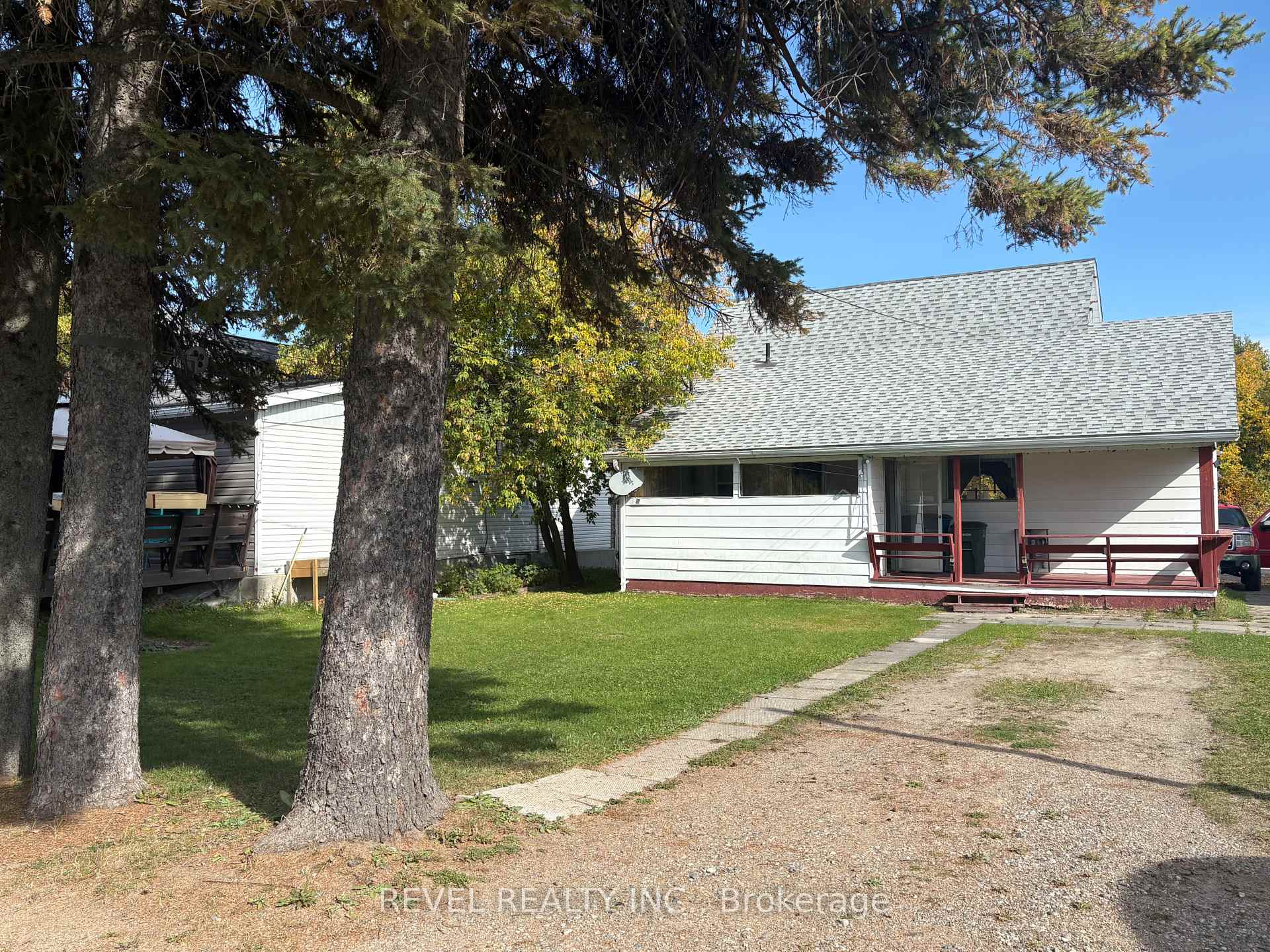 Photo 5 of 107 Fifteenth Avenue, Cochrane — HOMEH