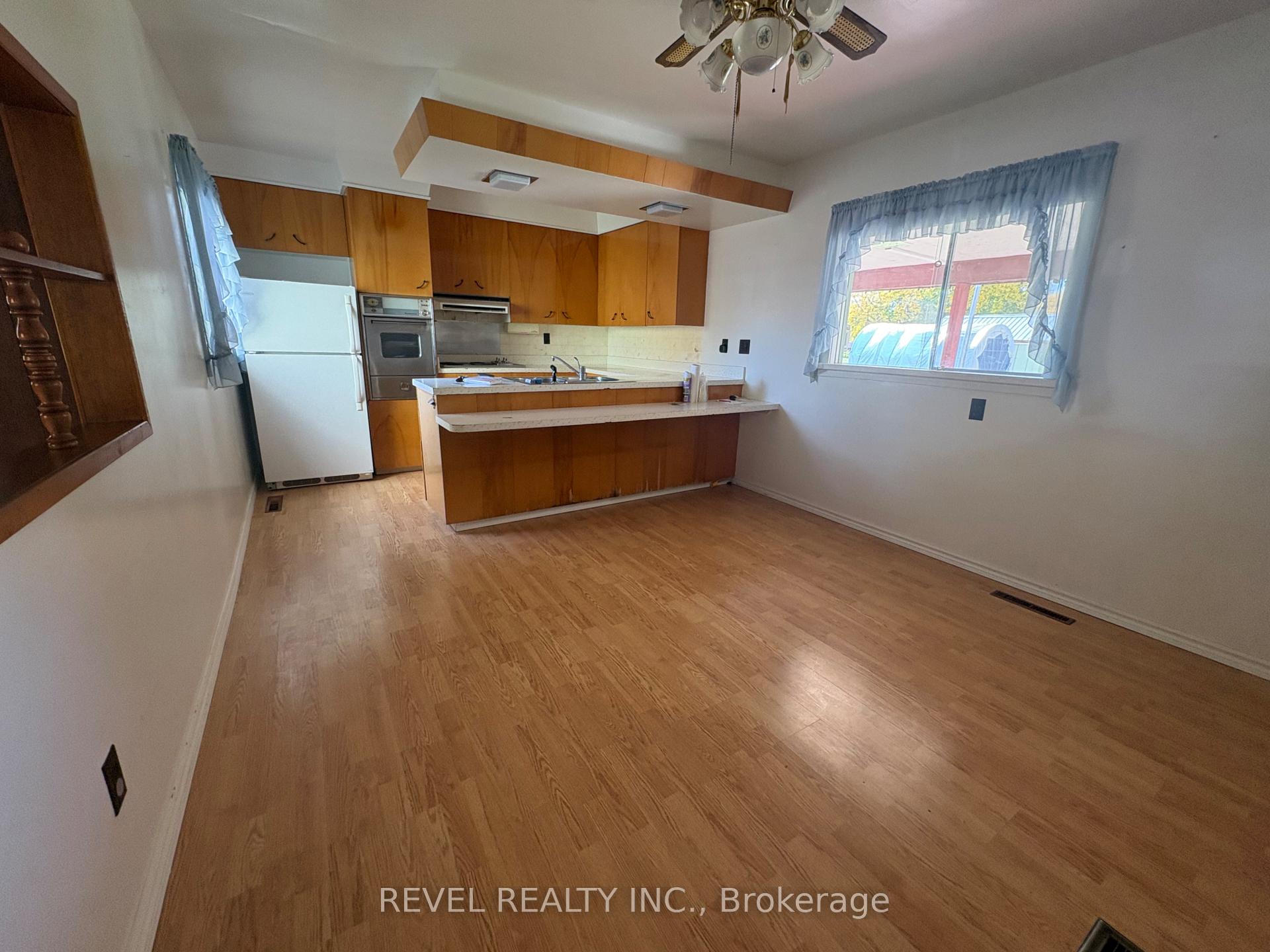 Photo 9 of 107 Fifteenth Avenue, Cochrane — HOMEH