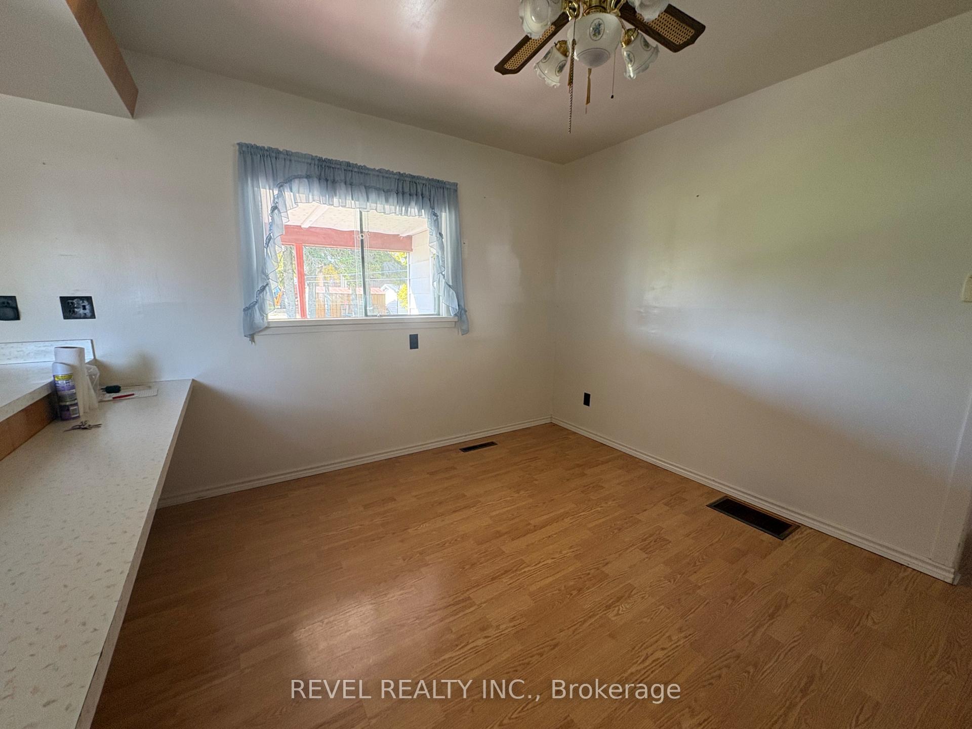 Photo 12 of 107 Fifteenth Avenue, Cochrane — HOMEH