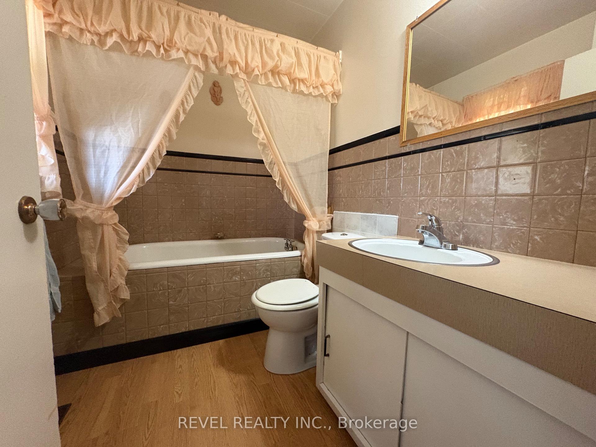 Photo 14 of 107 Fifteenth Avenue, Cochrane — HOMEH