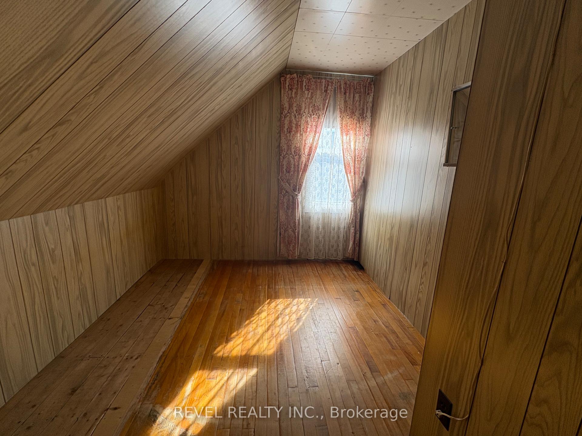 Photo 15 of 107 Fifteenth Avenue, Cochrane — HOMEH