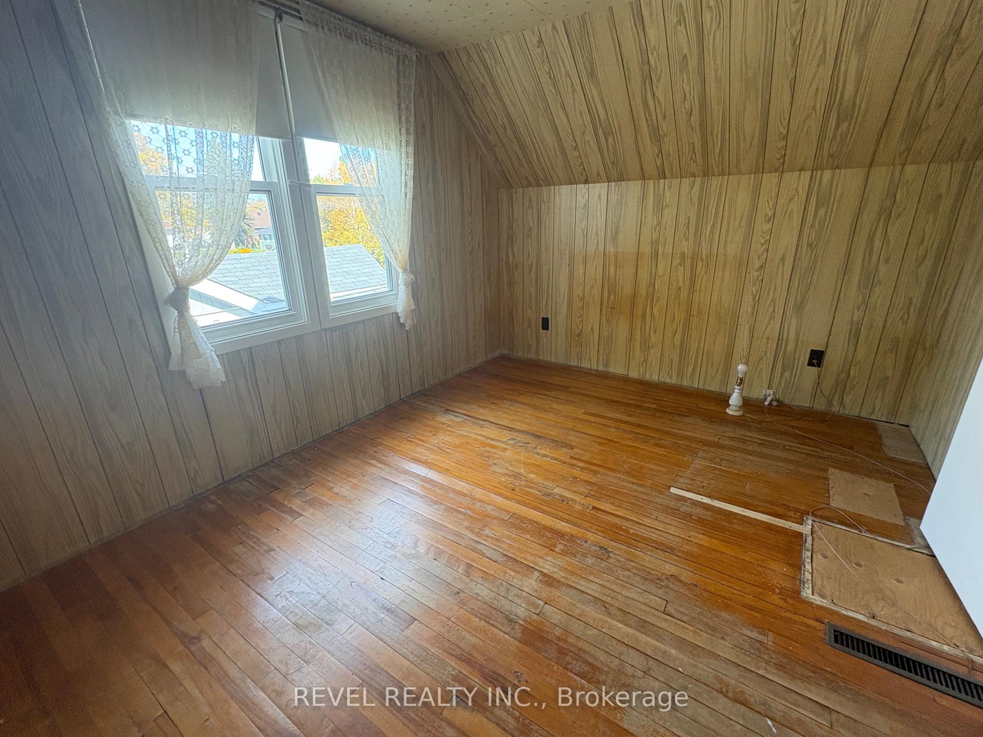 Photo 17 of 107 Fifteenth Avenue, Cochrane — HOMEH