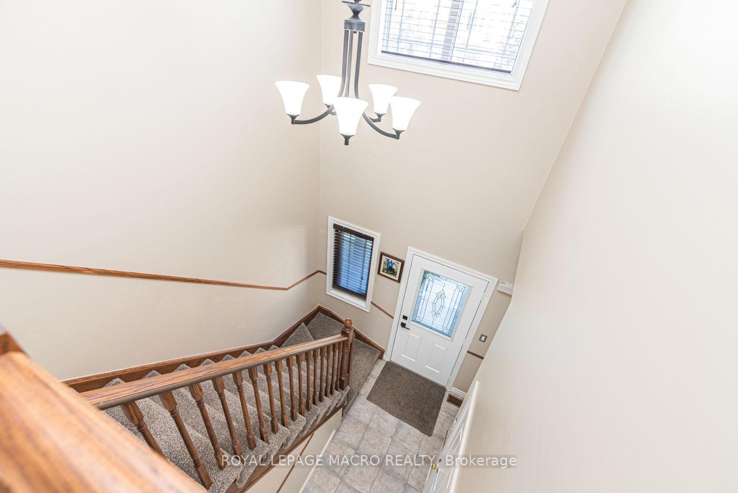 Photo 5 of 102 Willow Lane, Grimsby, Grimsby West — HOMEH