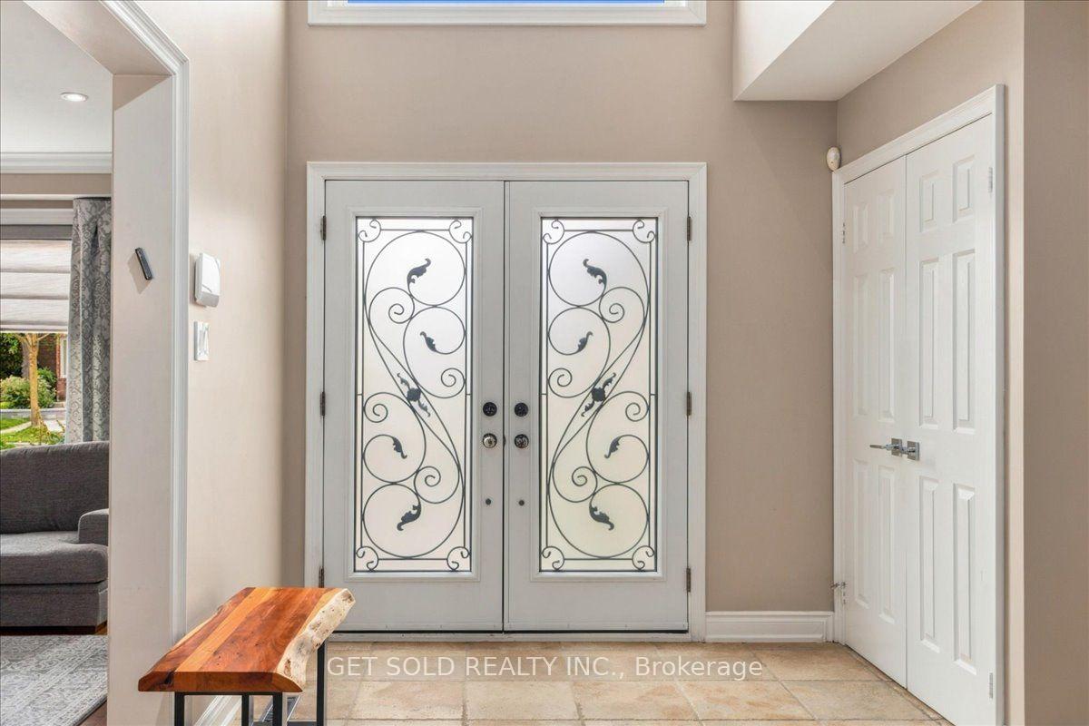 Photo 3 of 10 Coldwater Court, Vaughan, Beverley Glen — HOMEH