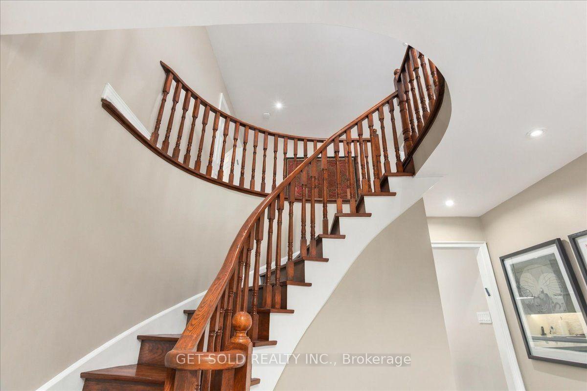 Photo 5 of 10 Coldwater Court, Vaughan, Beverley Glen — HOMEH