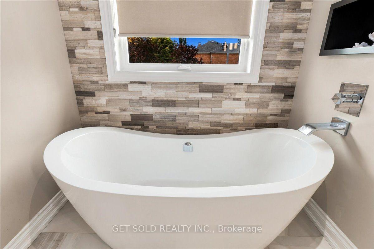 Photo 24 of 10 Coldwater Court, Vaughan, Beverley Glen — HOMEH