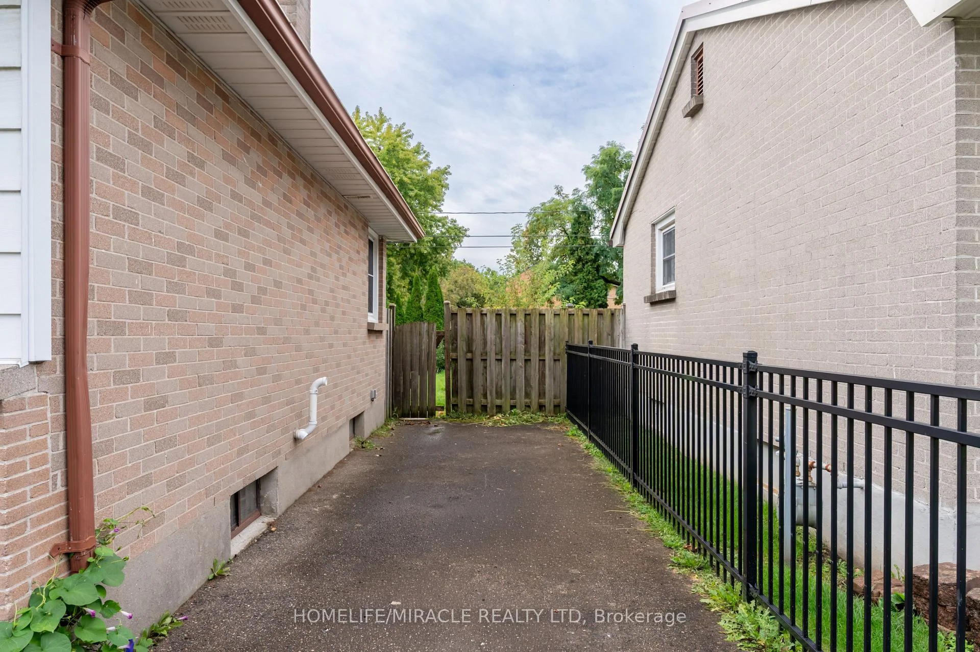 Photo 6 of 104 Queenston Crescent, London, East O — HOMEH