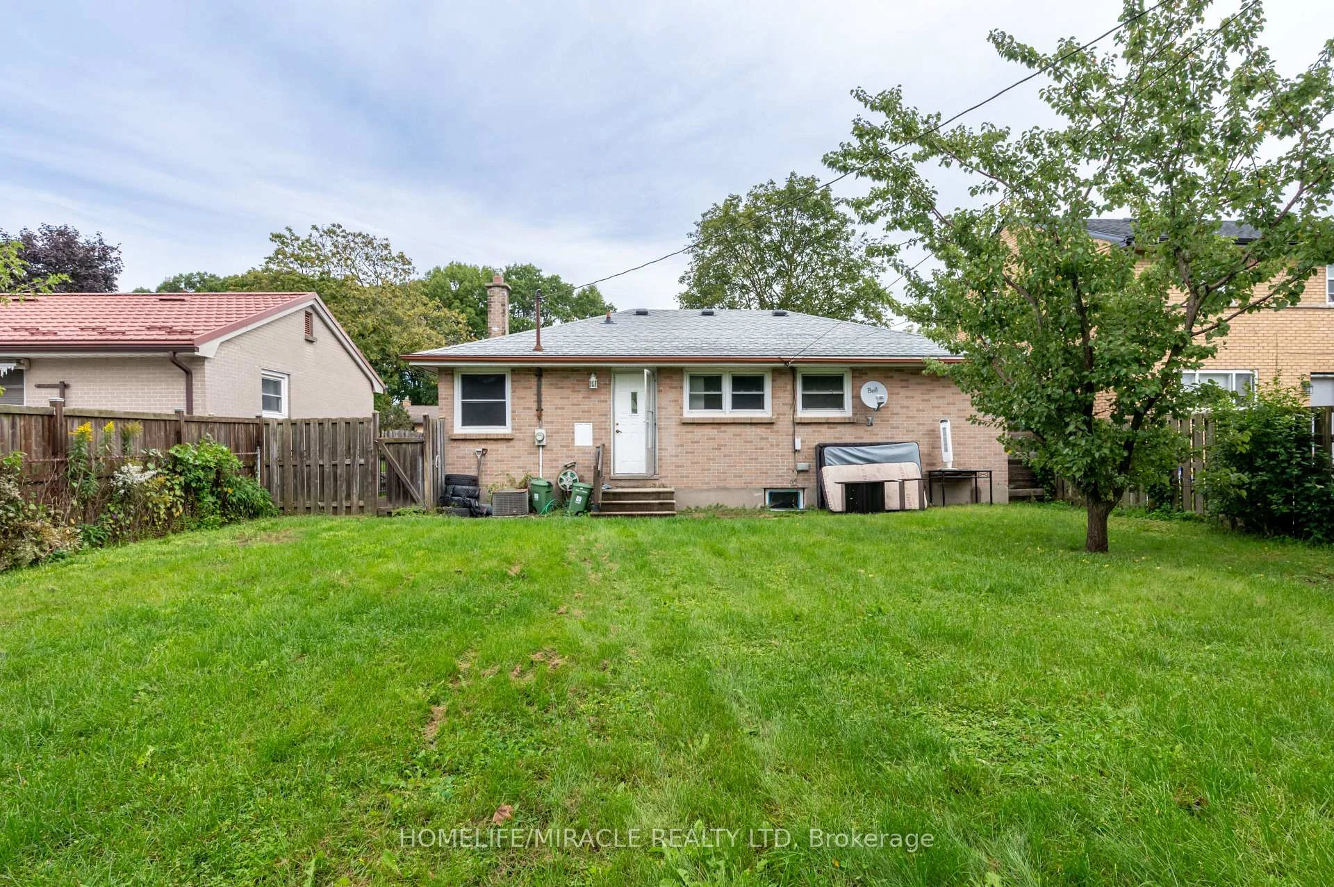 Photo 9 of 104 Queenston Crescent, London, East O — HOMEH