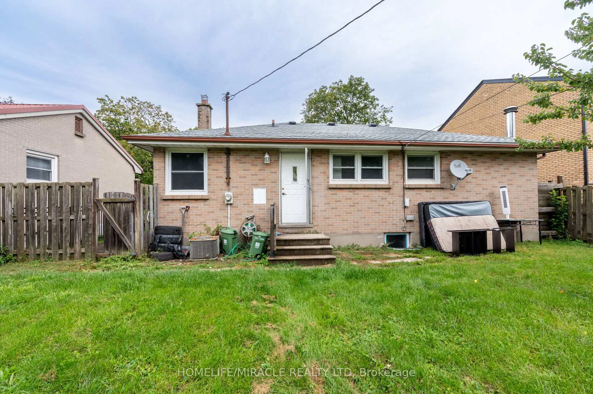 Photo 10 of 104 Queenston Crescent, London, East O — HOMEH