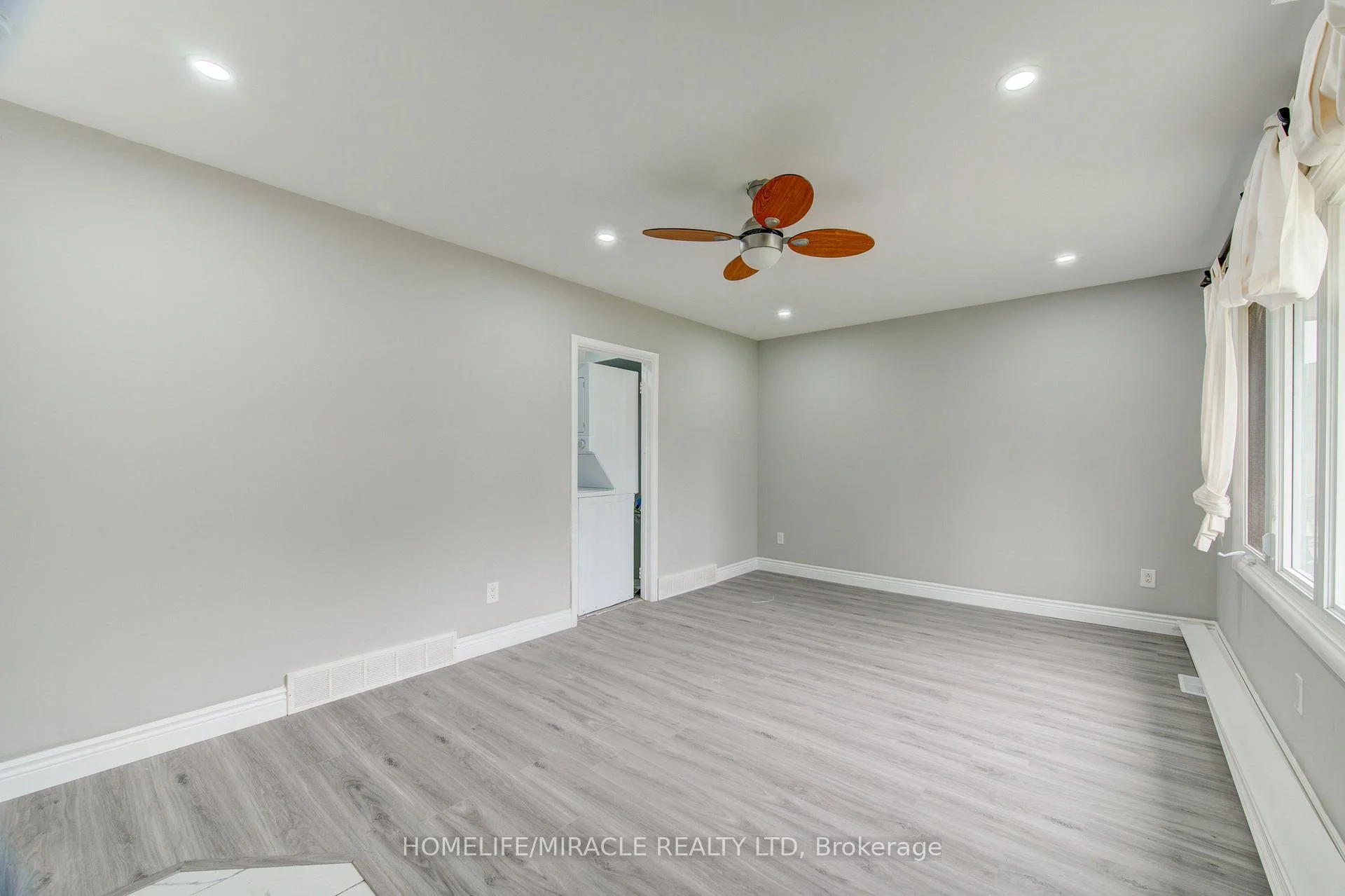Photo 13 of 104 Queenston Crescent, London, East O — HOMEH