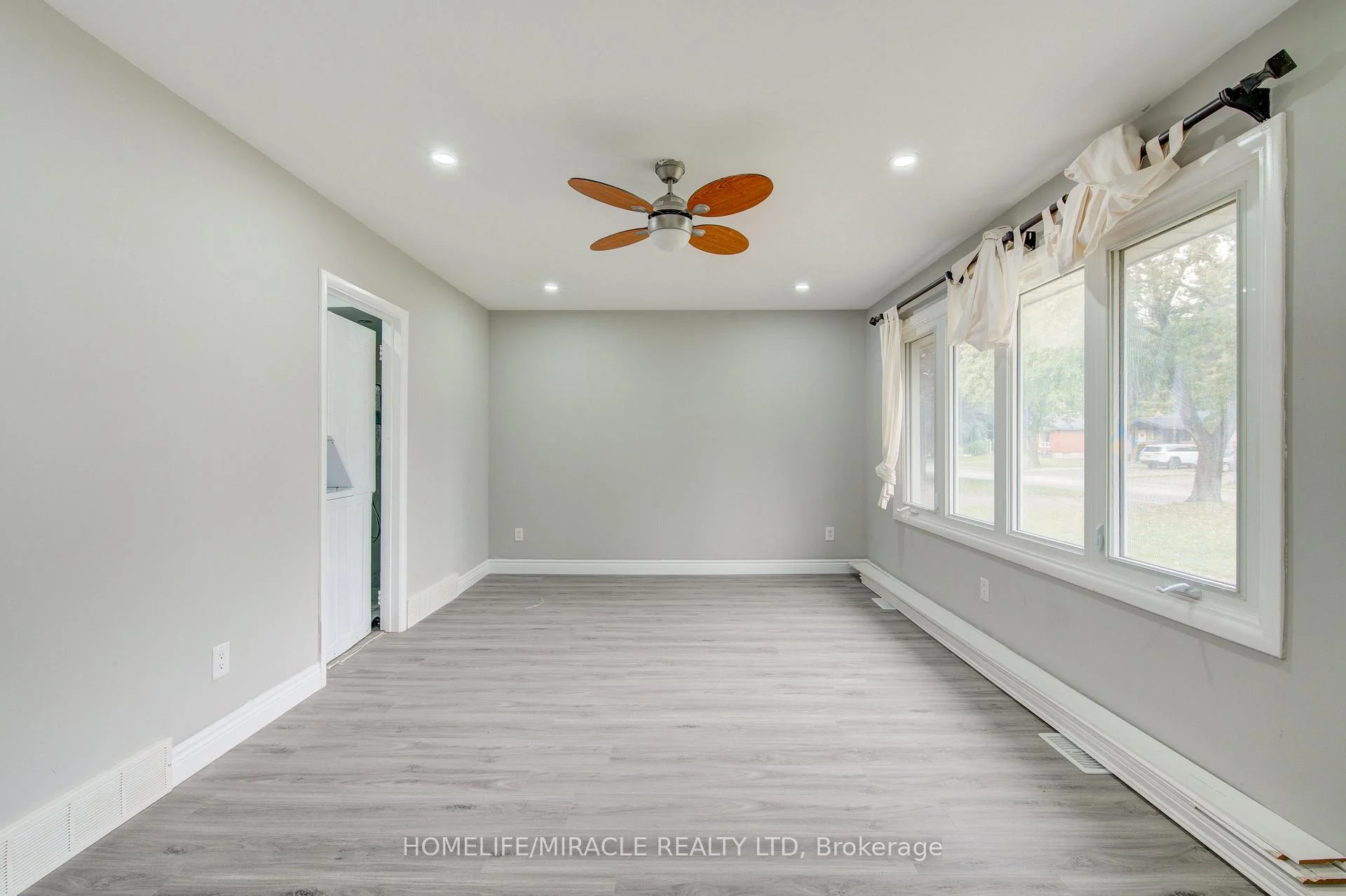 Photo 14 of 104 Queenston Crescent, London, East O — HOMEH