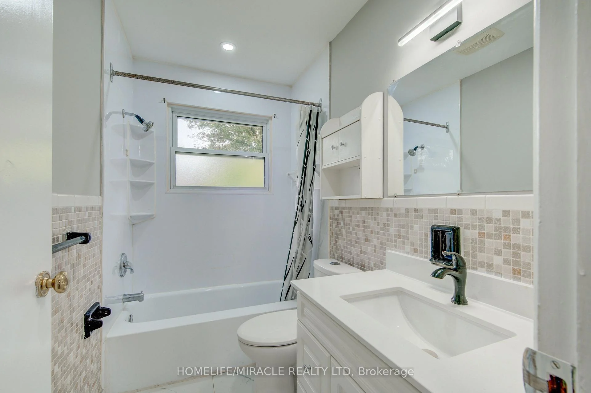 Photo 18 of 104 Queenston Crescent, London, East O — HOMEH
