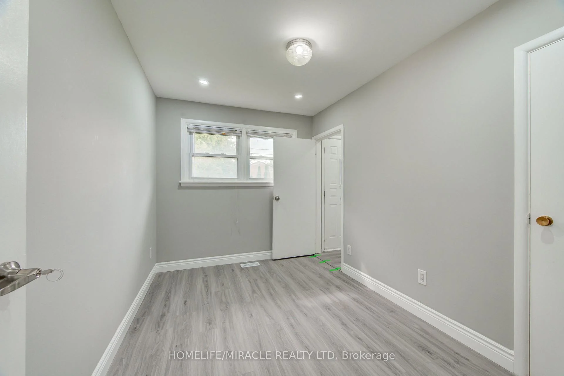 Photo 24 of 104 Queenston Crescent, London, East O — HOMEH