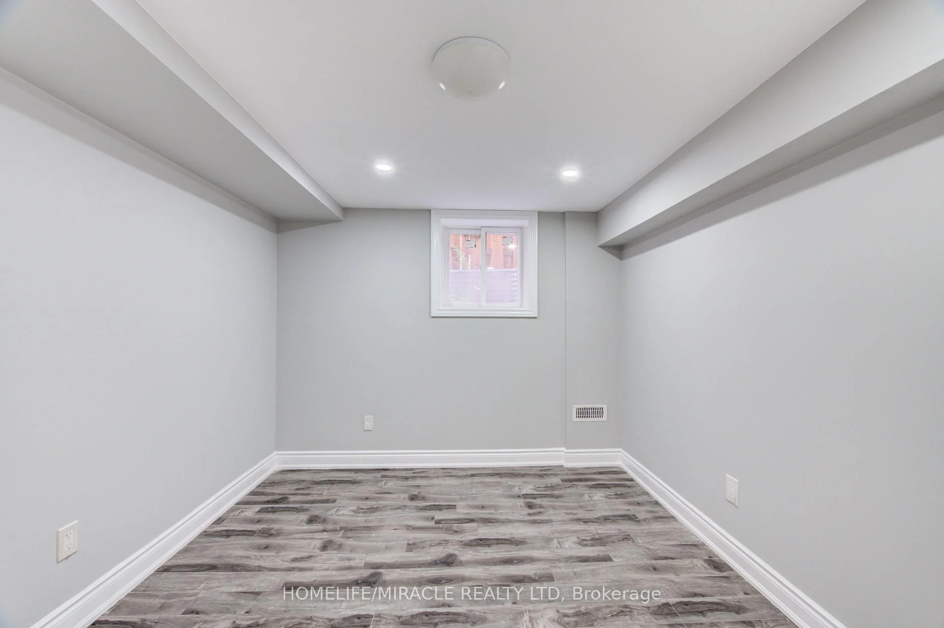 Photo 36 of 104 Queenston Crescent, London, East O — HOMEH