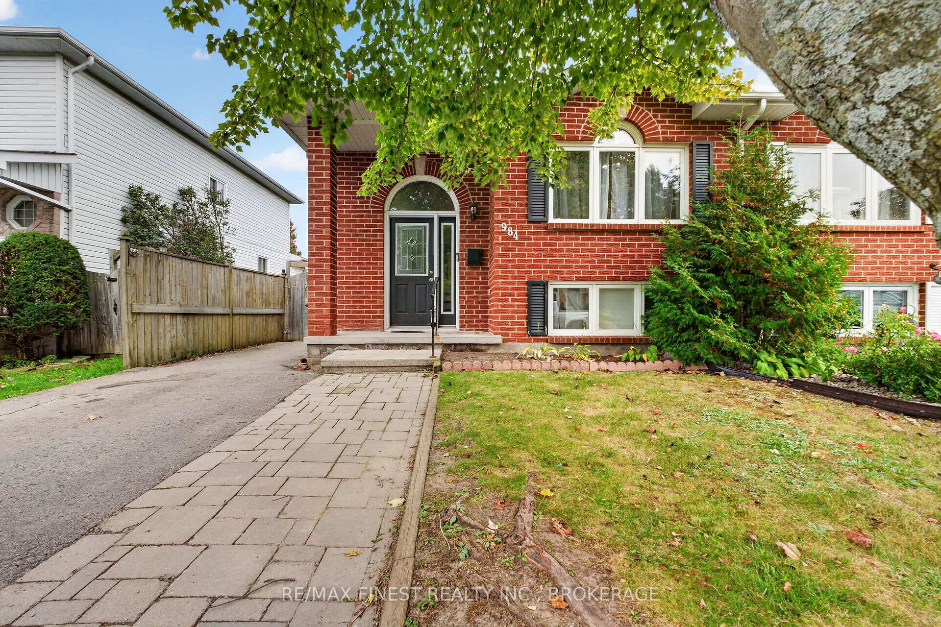 Front of 984 Waterbury Crescent