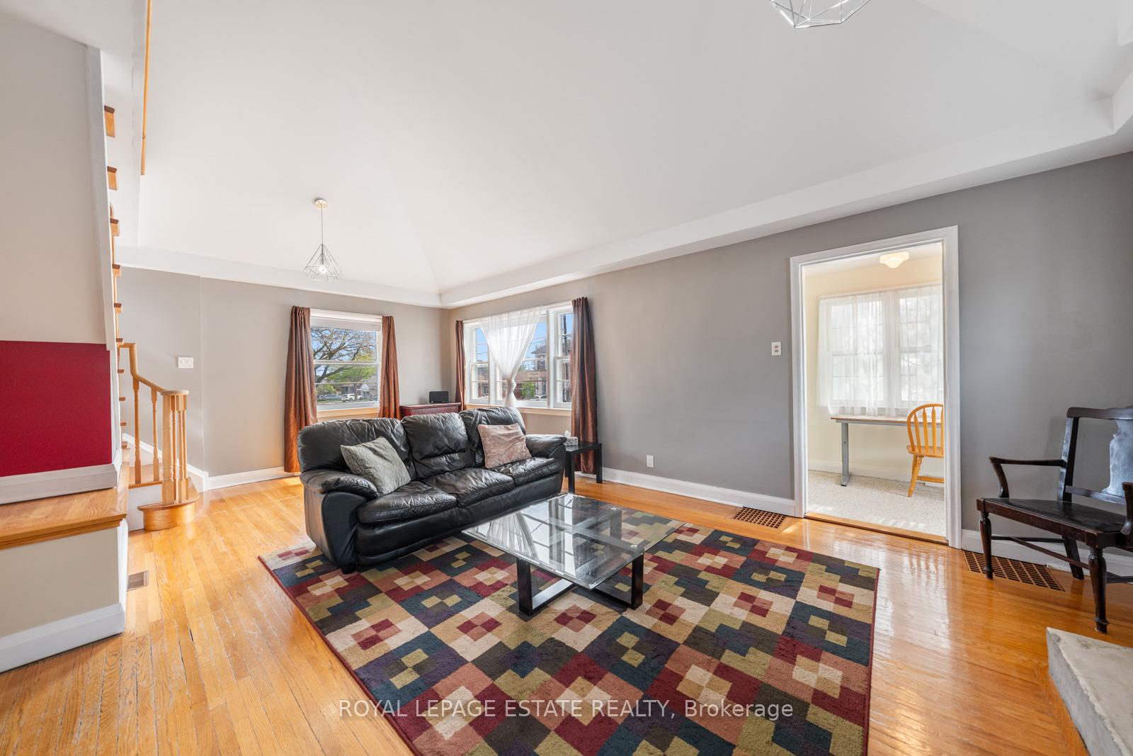 Photo 7 of 601 Pharmacy Avenue, Scarborough, Clairlea-Birchmount — HOMEH