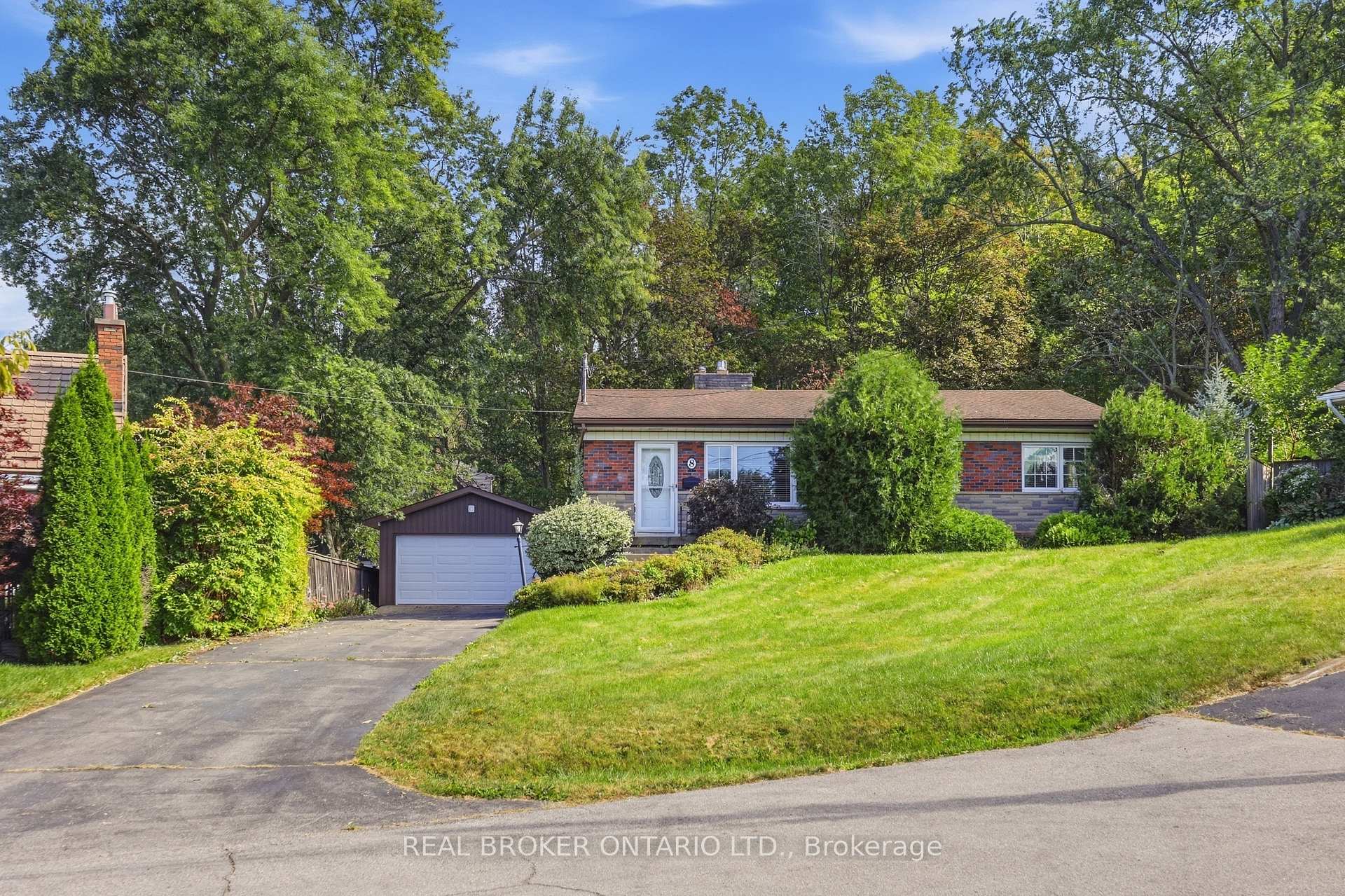 Photo 2 of 8 Hill Place, Hamilton, Stoney Creek — HOMEH