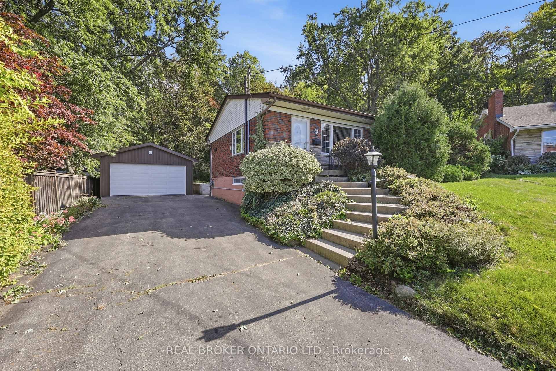 Photo 3 of 8 Hill Place, Hamilton, Stoney Creek — HOMEH
