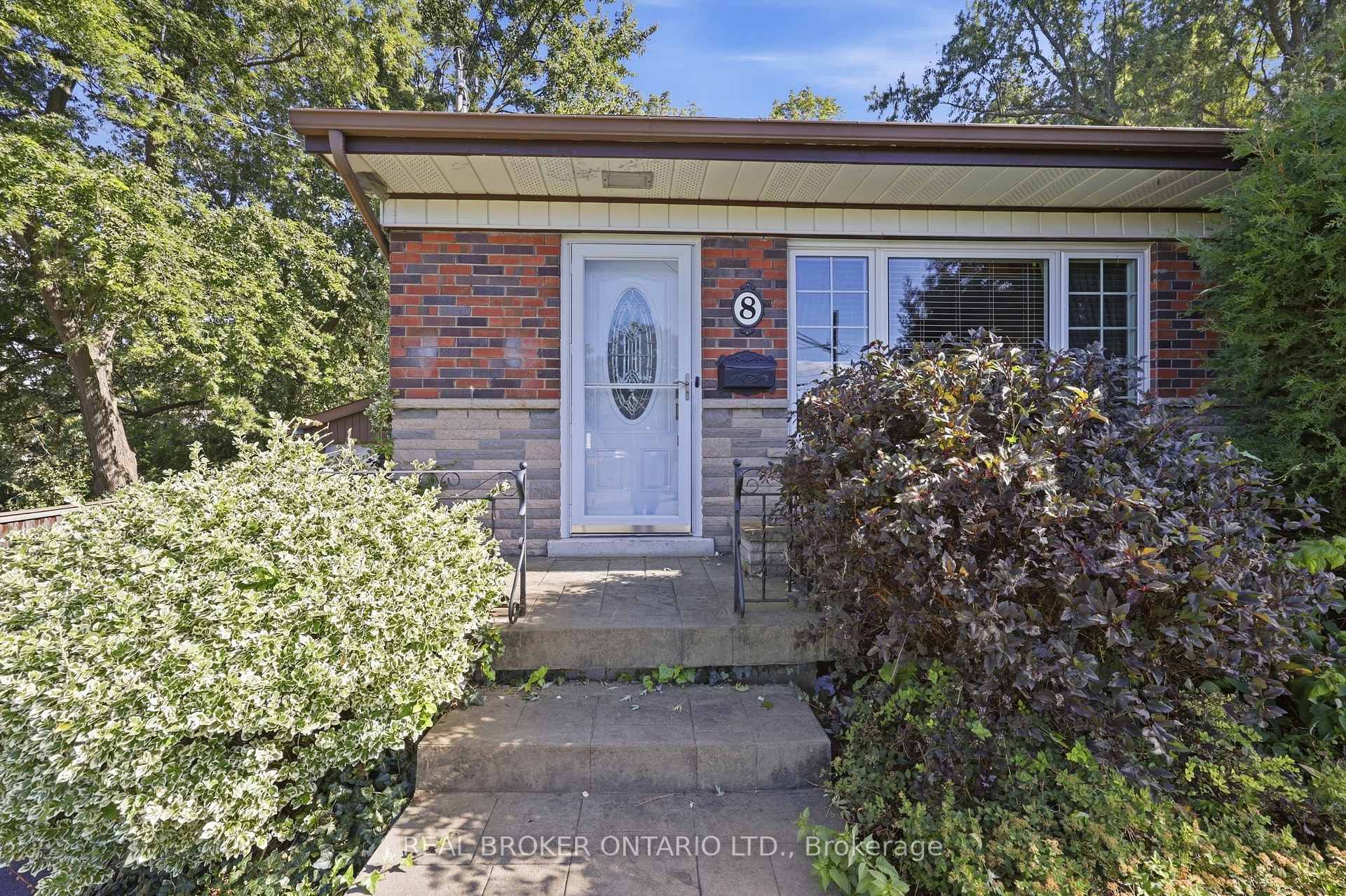 Photo 4 of 8 Hill Place, Hamilton, Stoney Creek — HOMEH