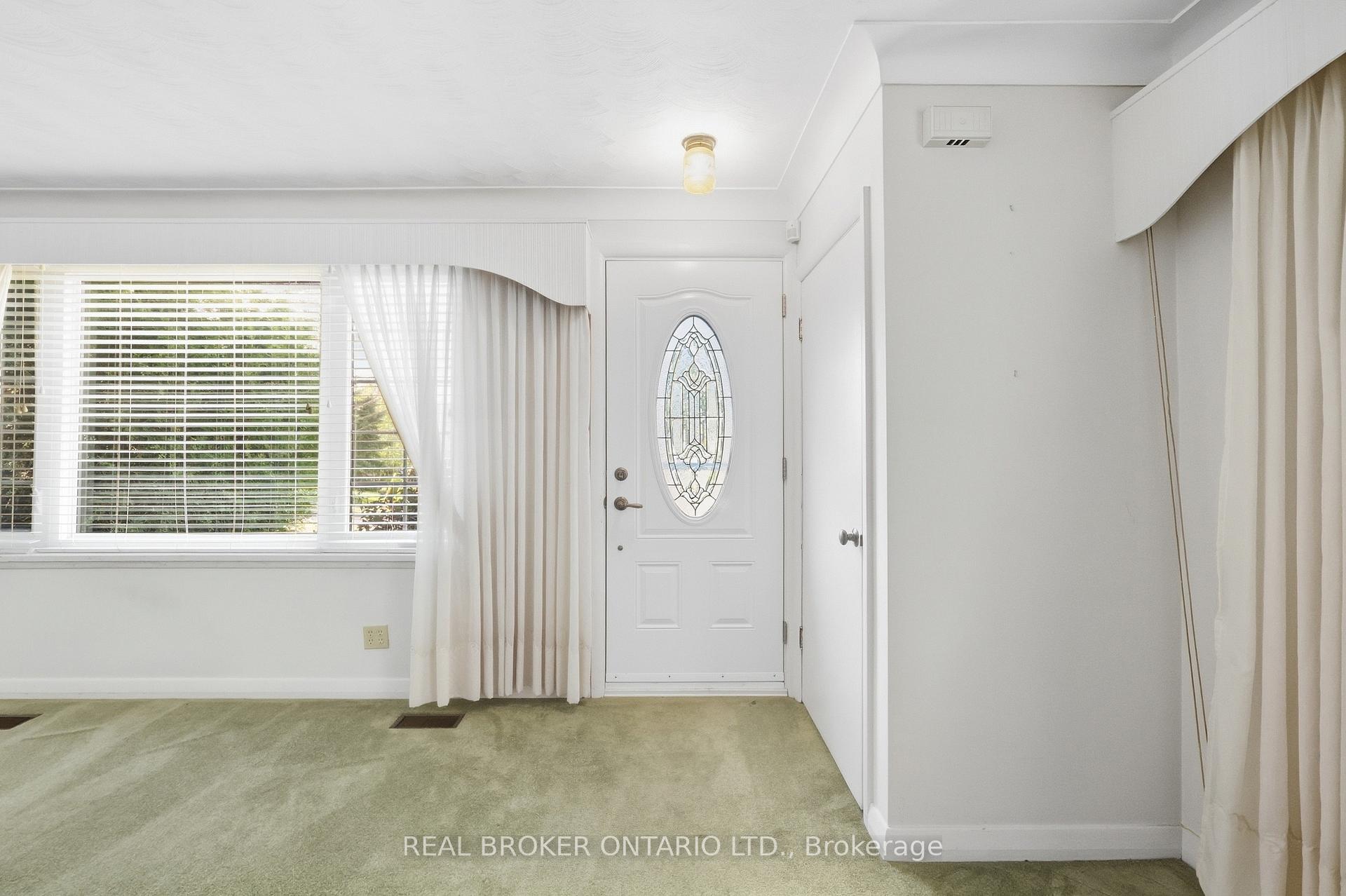 Photo 5 of 8 Hill Place, Hamilton, Stoney Creek — HOMEH