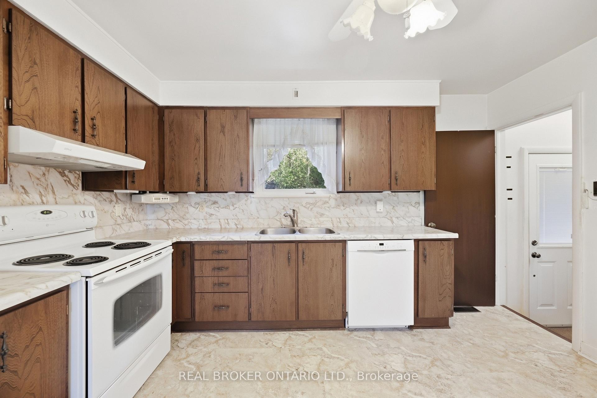 Photo 10 of 8 Hill Place, Hamilton, Stoney Creek — HOMEH