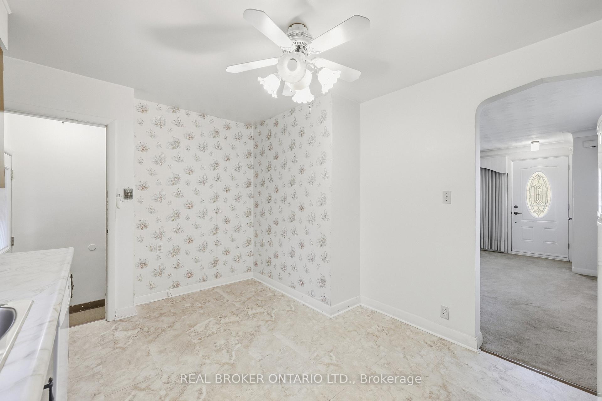 Photo 13 of 8 Hill Place, Hamilton, Stoney Creek — HOMEH