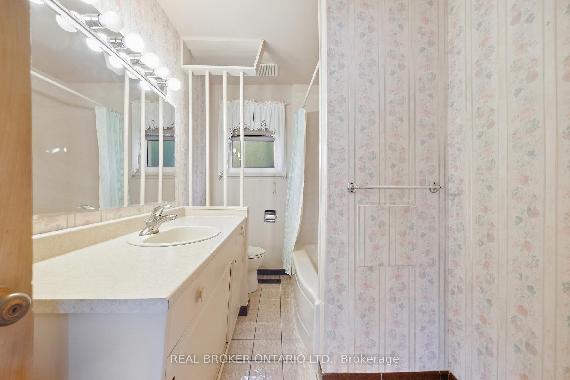 Photo 21 of 8 Hill Place, Hamilton, Stoney Creek — HOMEH