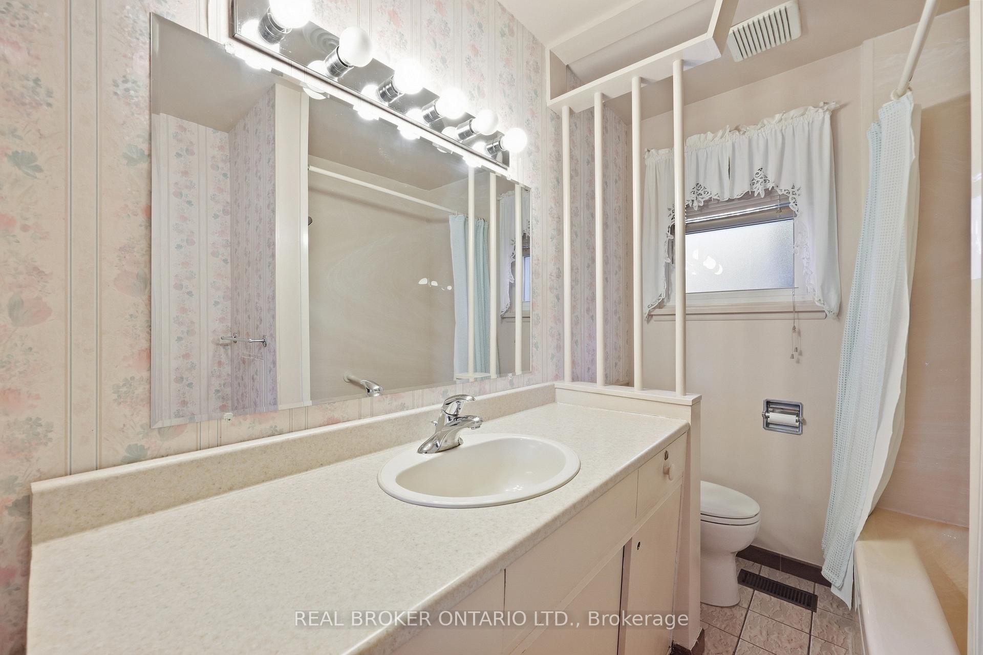 Photo 22 of 8 Hill Place, Hamilton, Stoney Creek — HOMEH