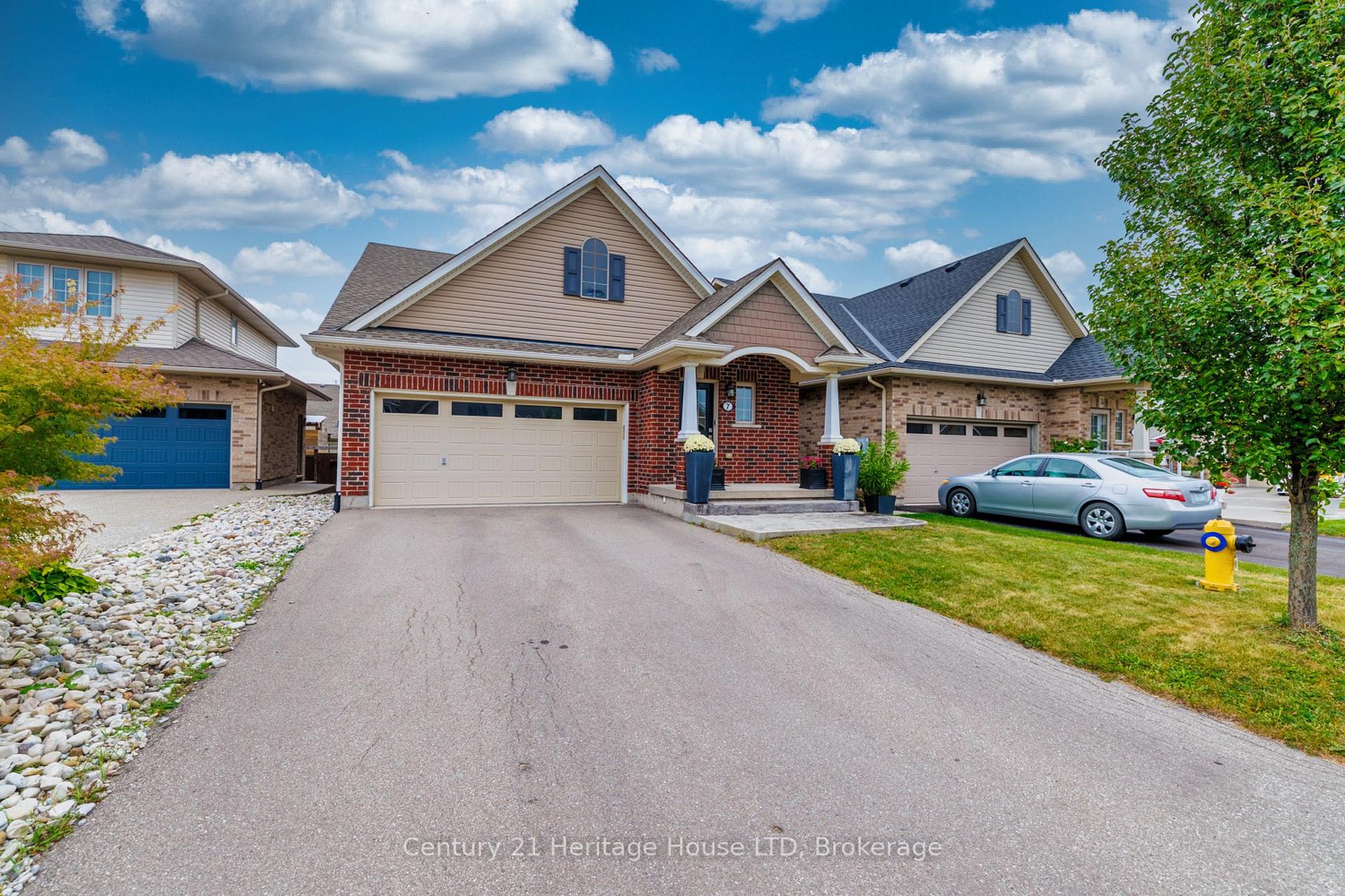 Photo 2 of 7 Kenmar Court, St. Catharines, Secord Woods — HOMEH