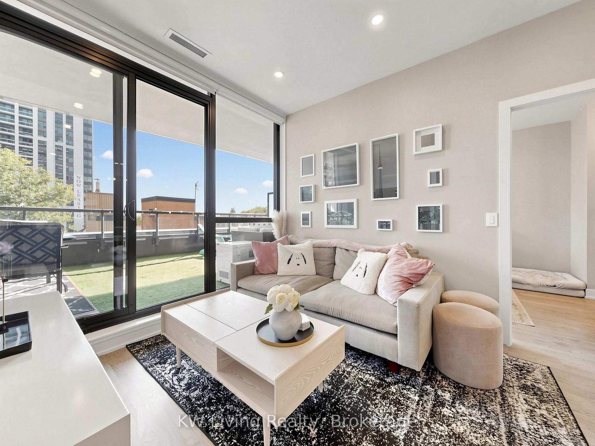 Photo 2 of Unit 406, 11 Lillian Street, Toronto, Mount Pleasant West — HOMEH