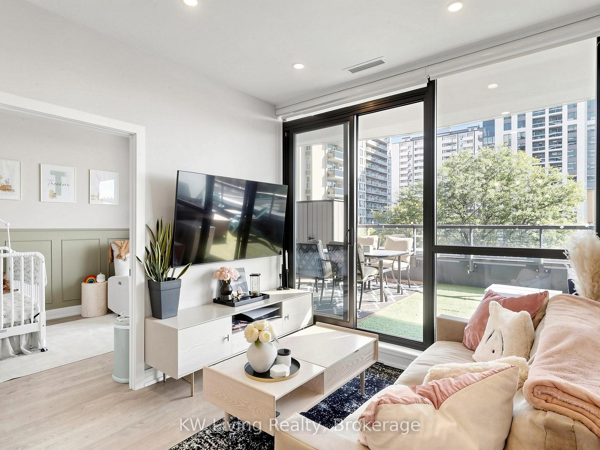 Photo 3 of Unit 406, 11 Lillian Street, Toronto, Mount Pleasant West — HOMEH