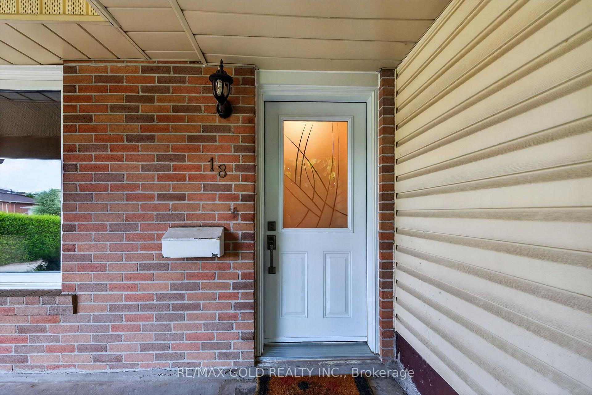 Photo 4 of 18 Esplanade Road, Brampton, Southgate — HOMEH