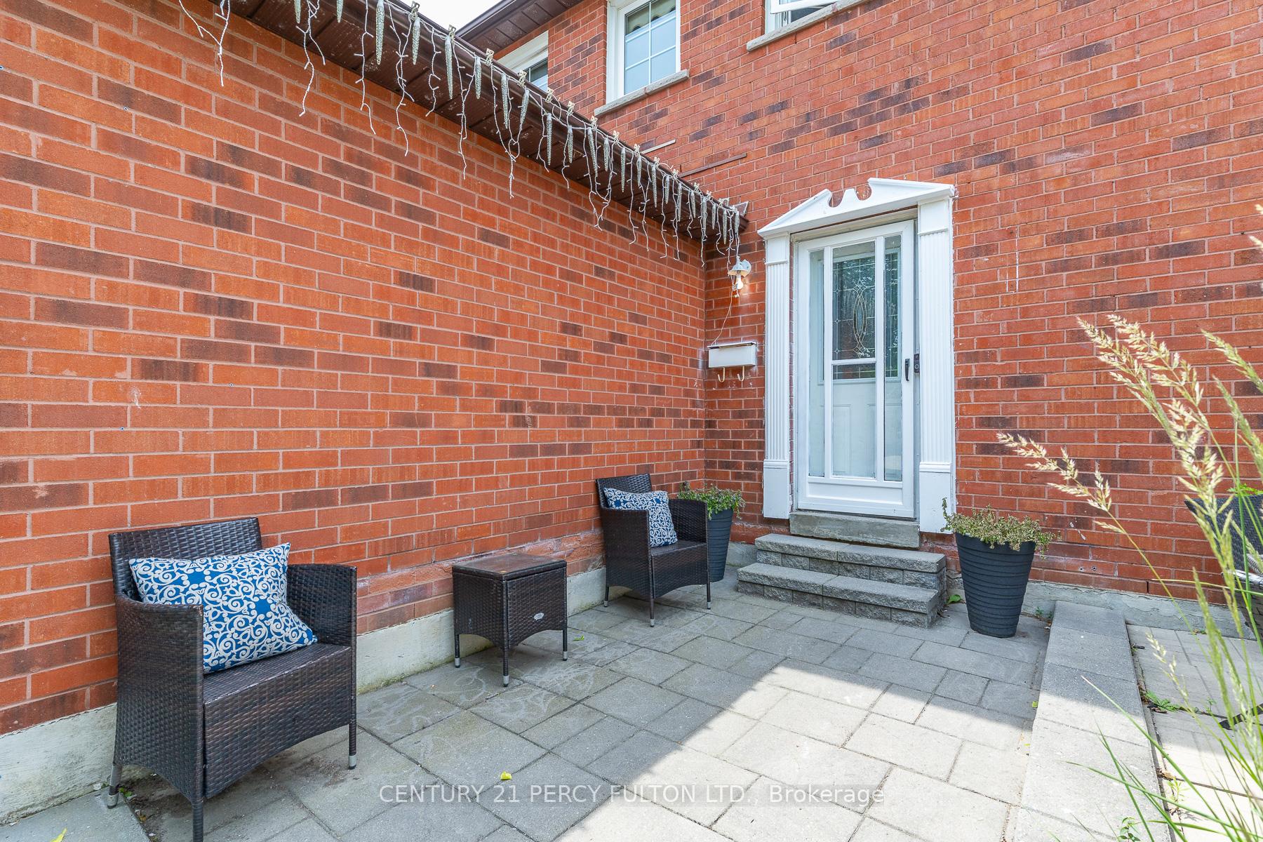 Photo 5 of 557 Cobblehill Drive, Oshawa, Pinecrest — HOMEH