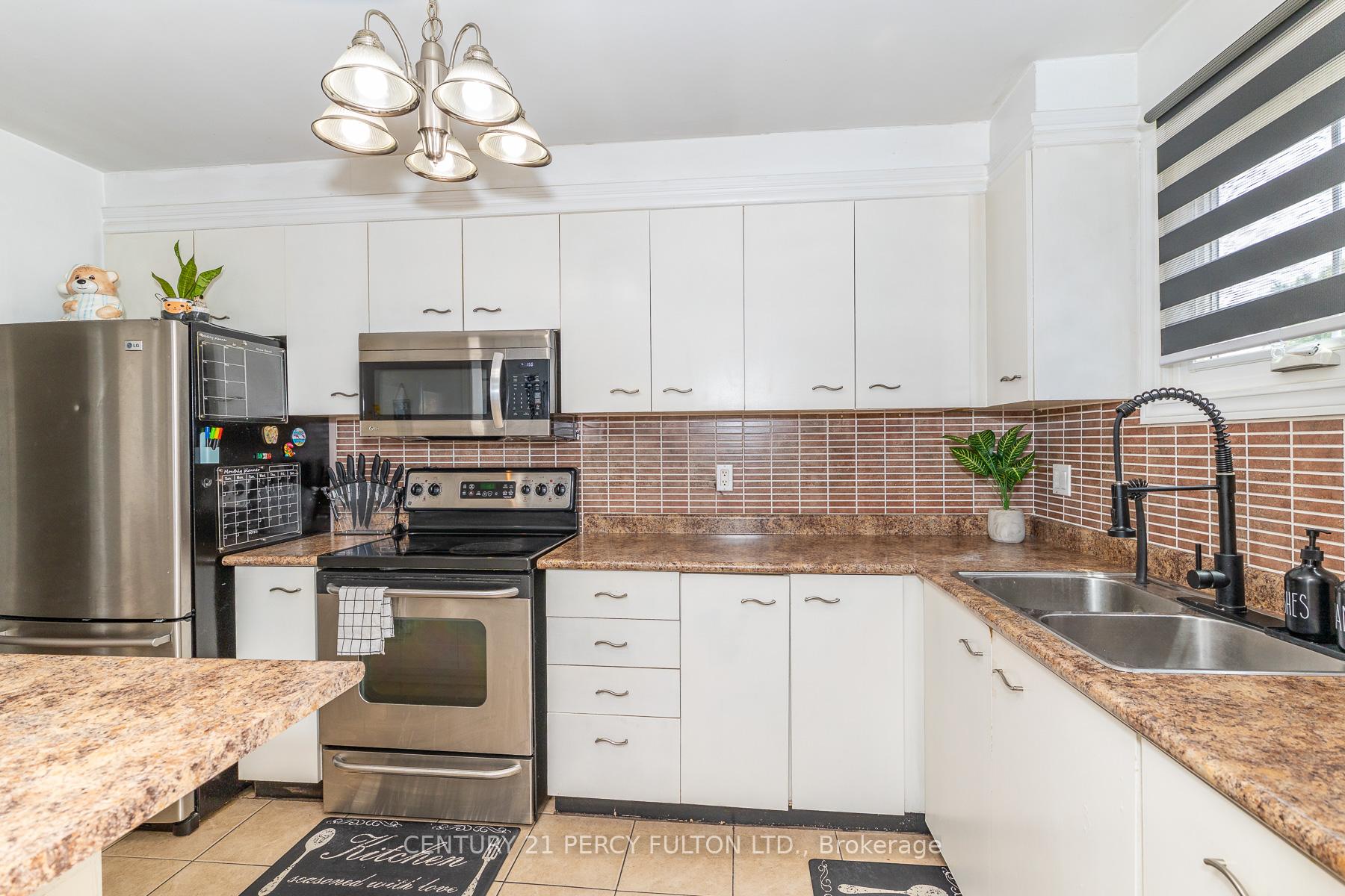 Photo 9 of 557 Cobblehill Drive, Oshawa, Pinecrest — HOMEH