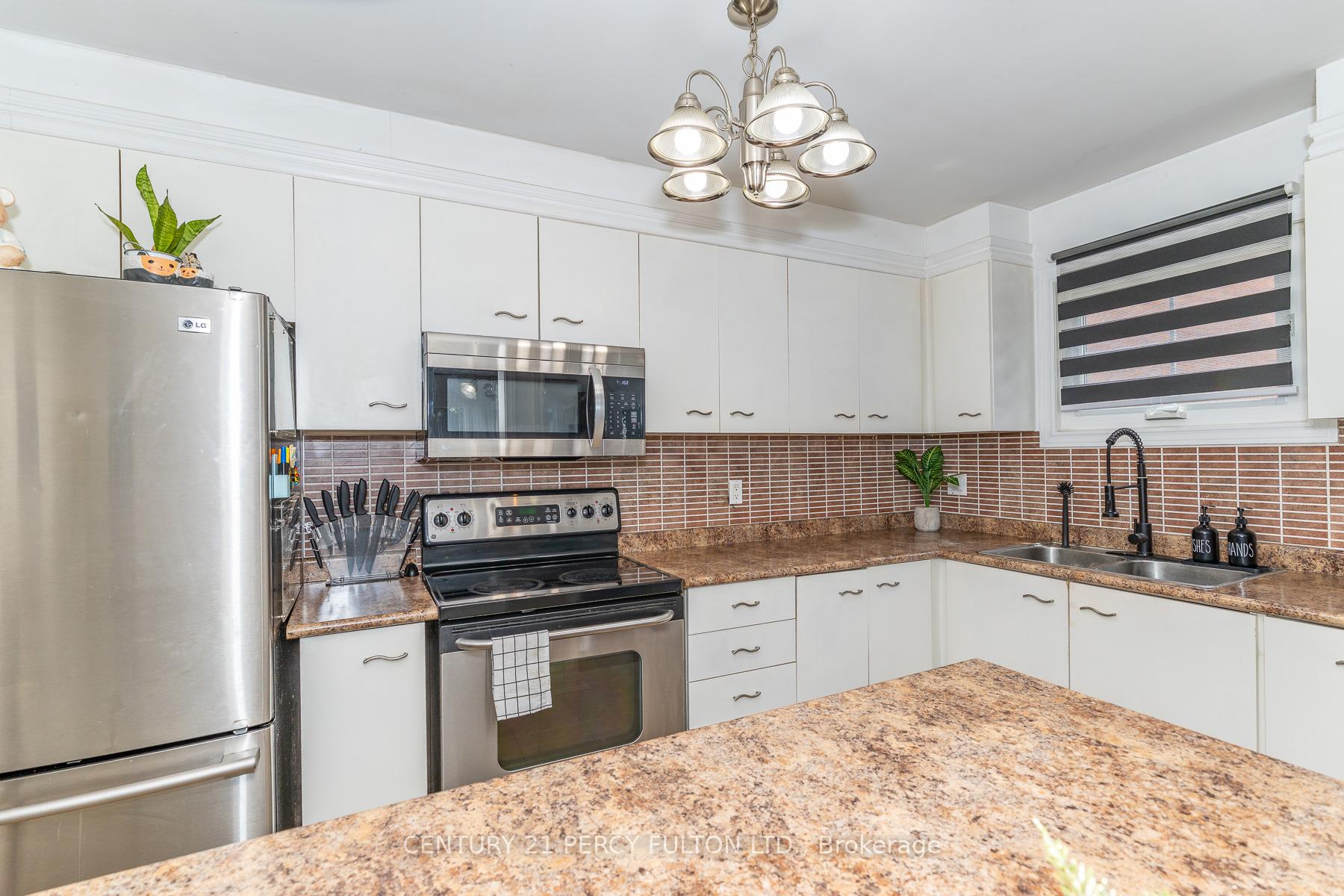 Photo 11 of 557 Cobblehill Drive, Oshawa, Pinecrest — HOMEH