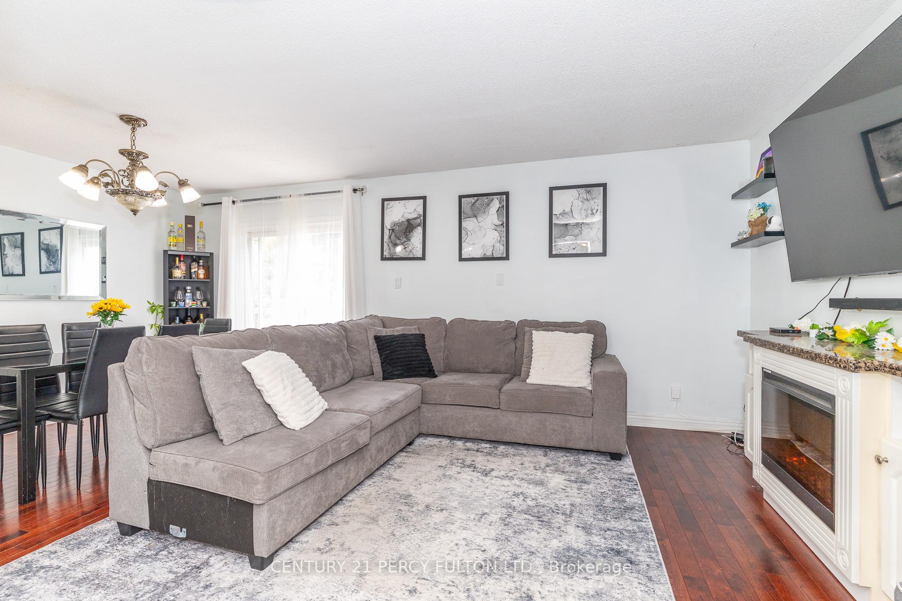 Photo 12 of 557 Cobblehill Drive, Oshawa, Pinecrest — HOMEH