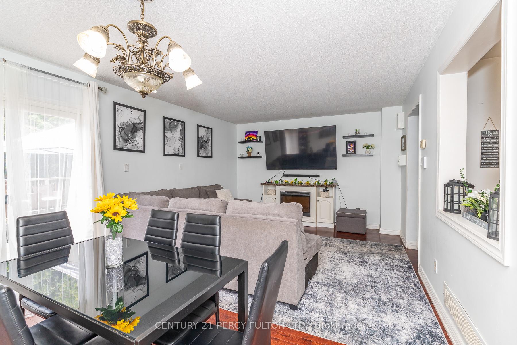 Photo 13 of 557 Cobblehill Drive, Oshawa, Pinecrest — HOMEH