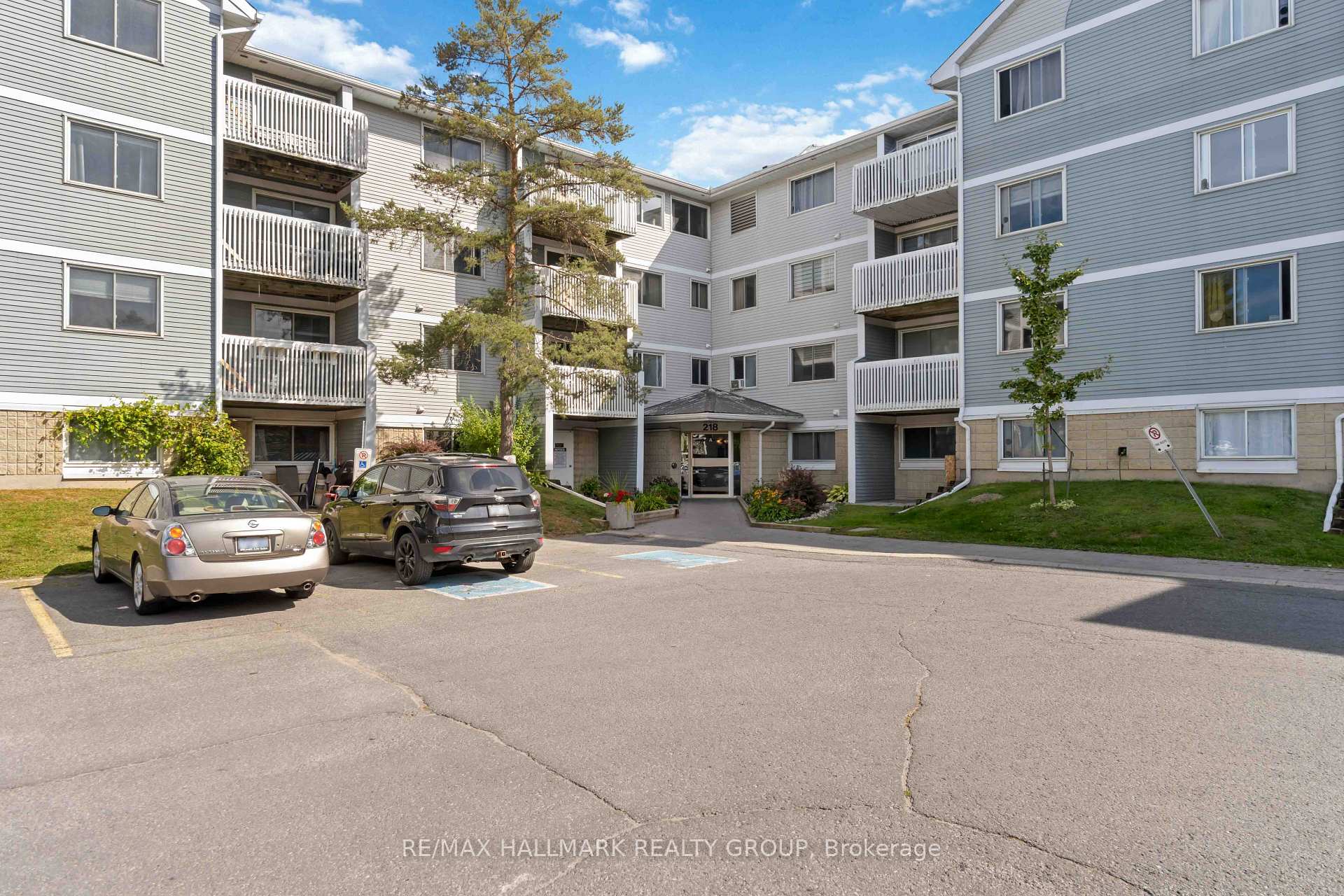 Photo 2 of Unit 400, 218 Viewmount Drive, Ottawa, Borden Farm/Stewart Farm/Carleton Heights/Parkwood Hills — HOMEH
