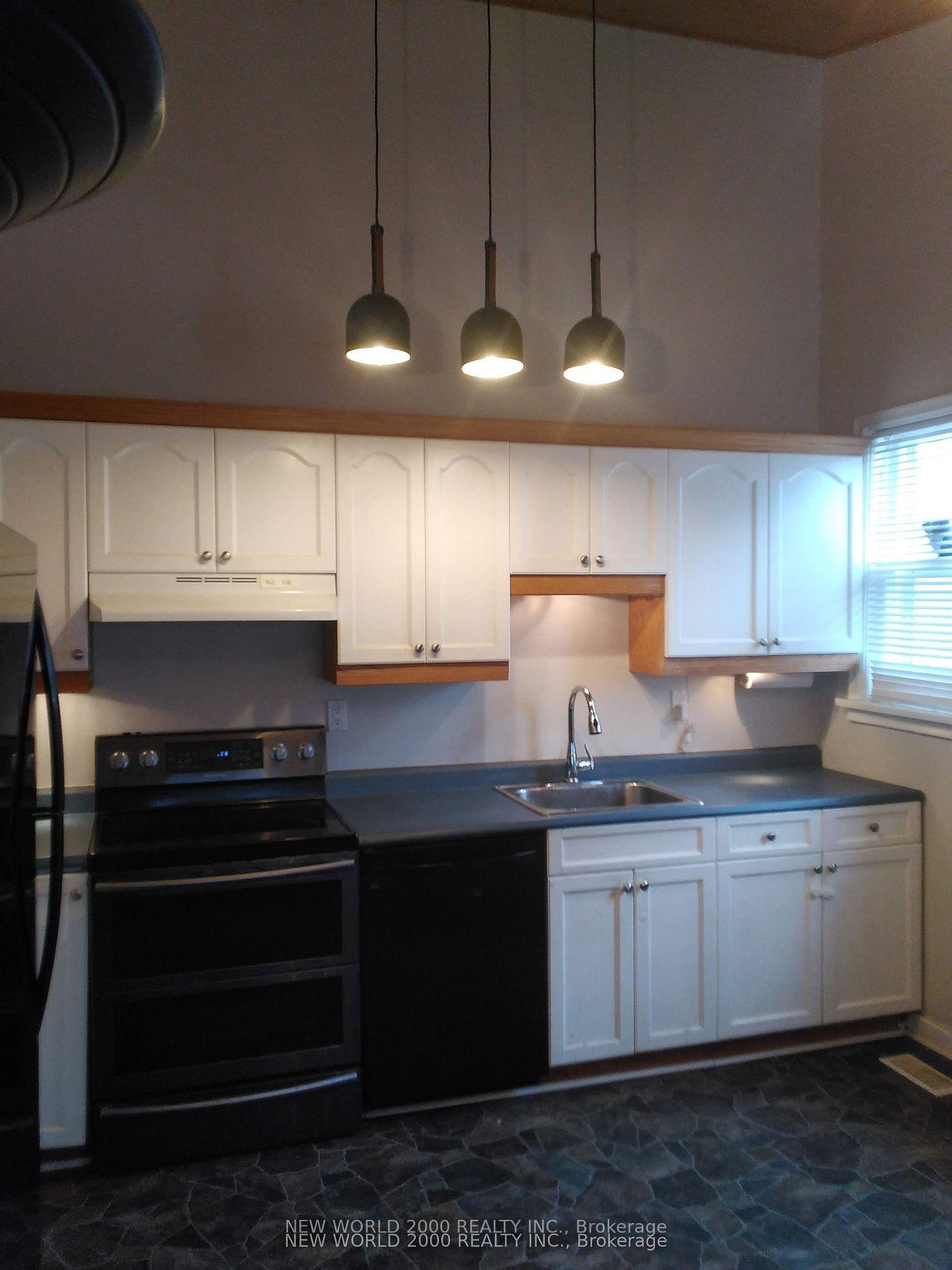 Photo 5 of 920 Greenwood Crescent, Whitby, Downtown Whitby — HOMEH
