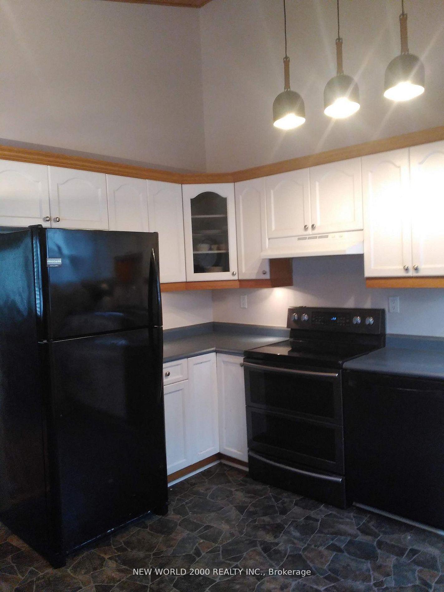 Photo 6 of 920 Greenwood Crescent, Whitby, Downtown Whitby — HOMEH