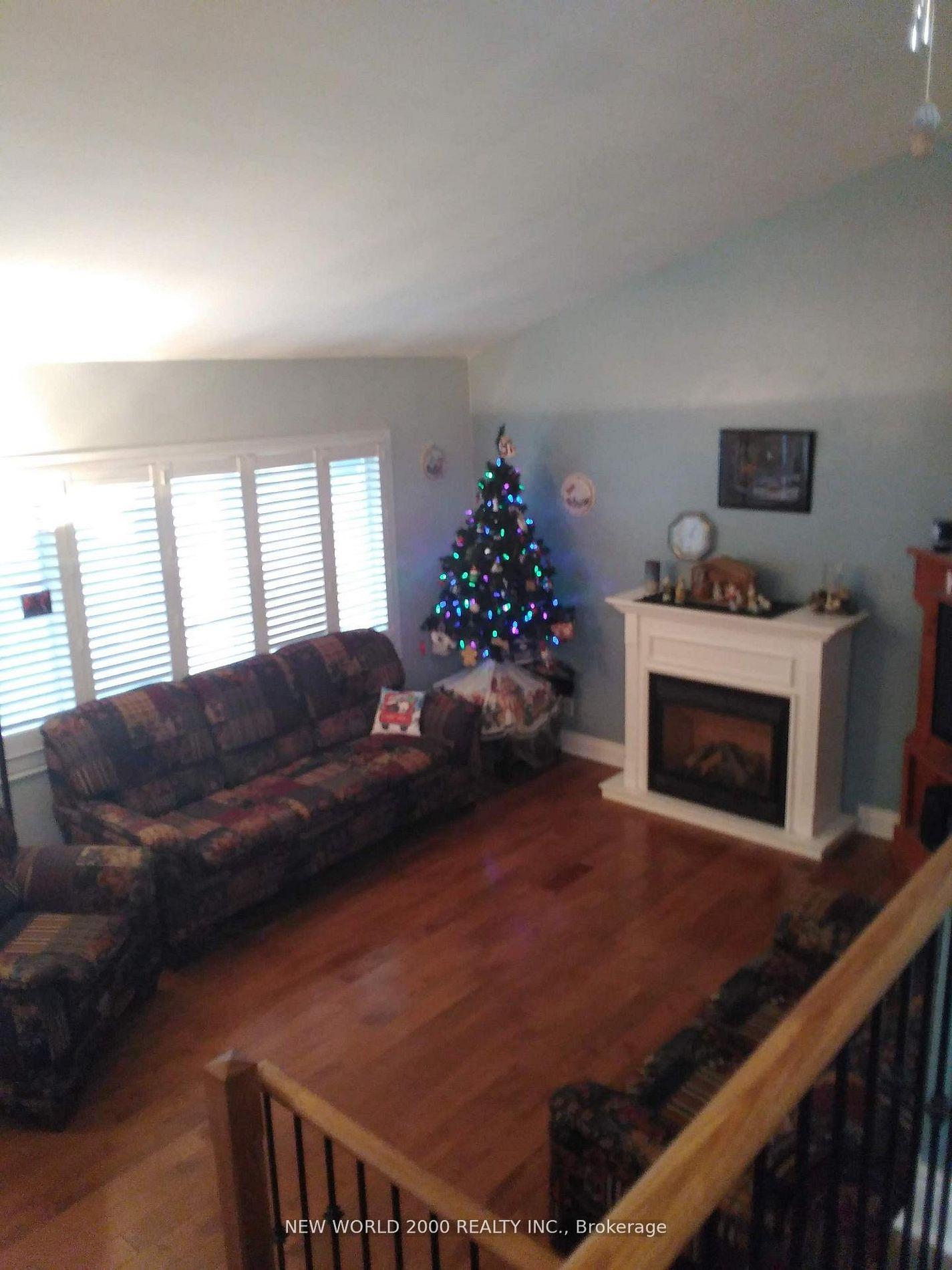 Photo 10 of 920 Greenwood Crescent, Whitby, Downtown Whitby — HOMEH