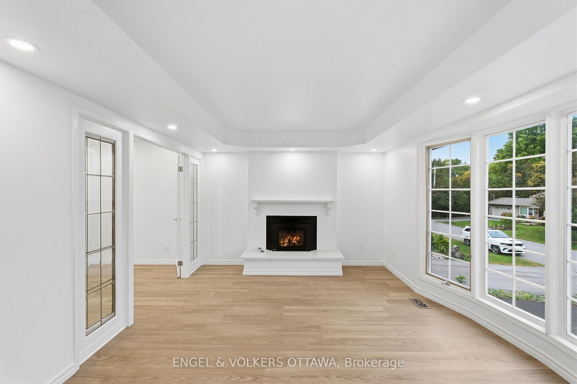 Photo 9 of 5293 Mclean Crescent, Ottawa, Manotick Long Island & Nicholls Island — HOMEH