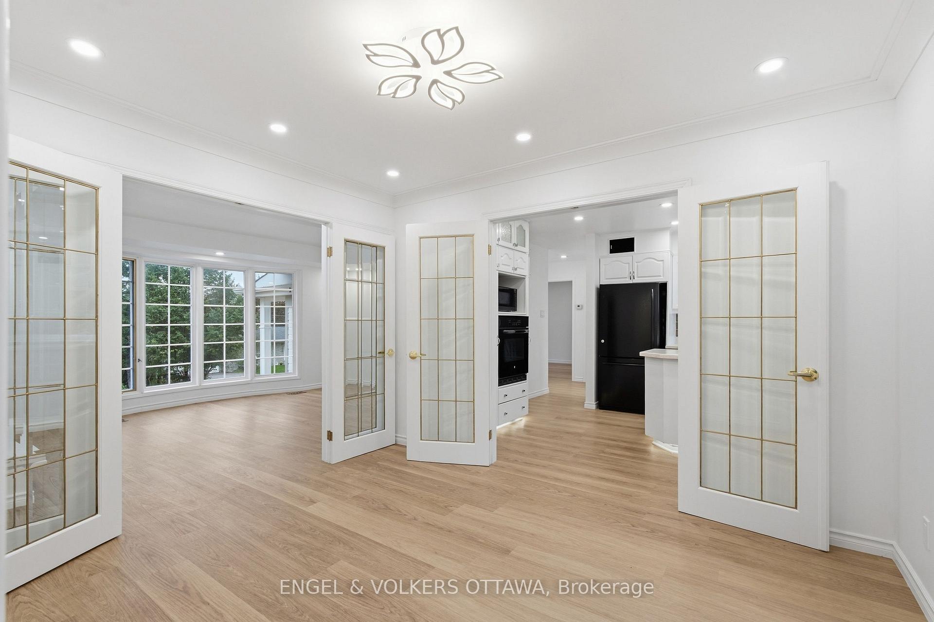 Photo 11 of 5293 Mclean Crescent, Ottawa, Manotick Long Island & Nicholls Island — HOMEH
