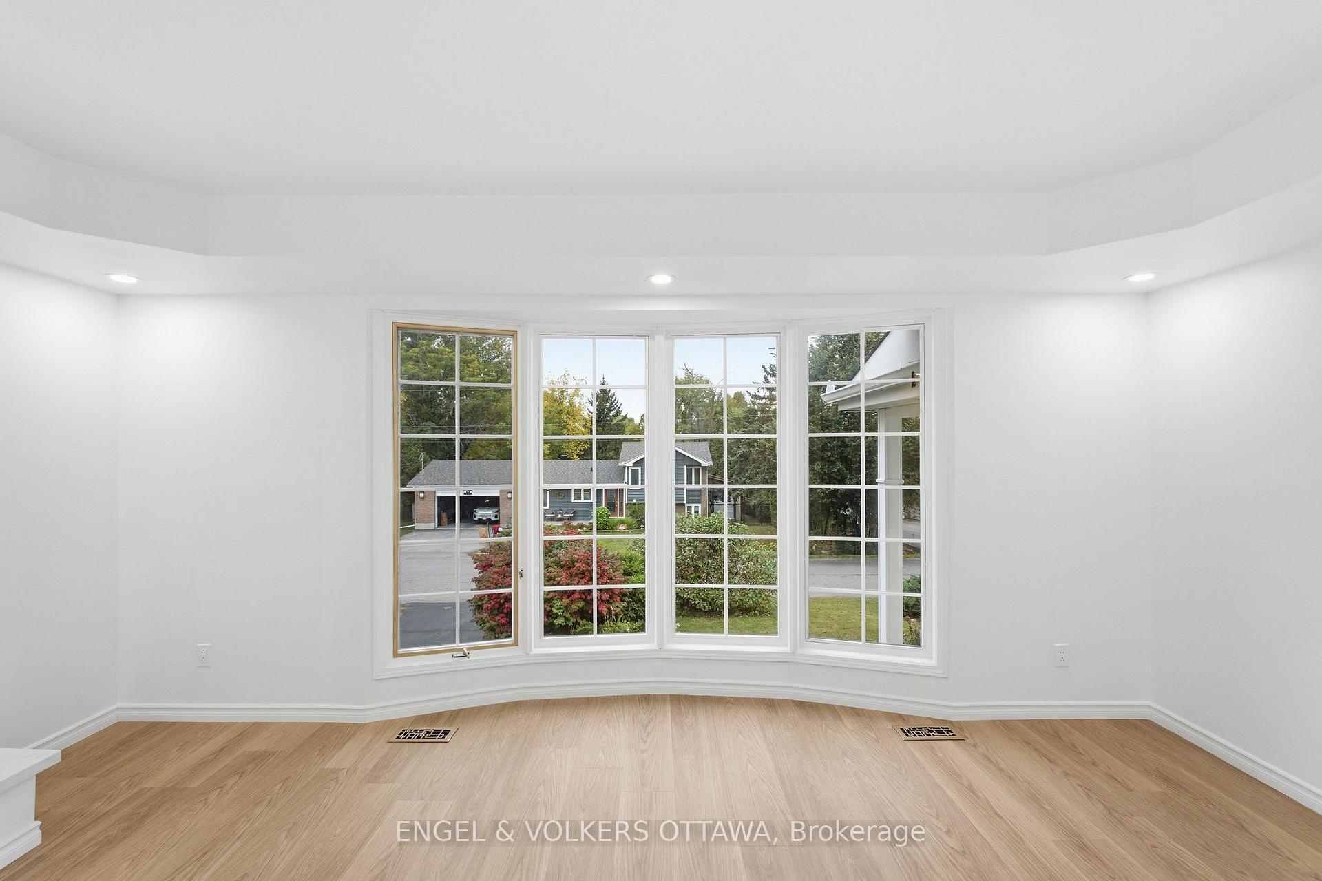 Photo 13 of 5293 Mclean Crescent, Ottawa, Manotick Long Island & Nicholls Island — HOMEH