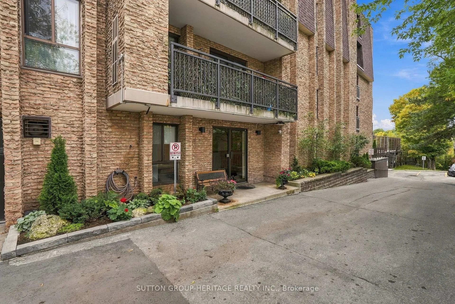 Photo 9 of Unit 406, 15390 Yonge Street, Aurora, Aurora Village — HOMEH