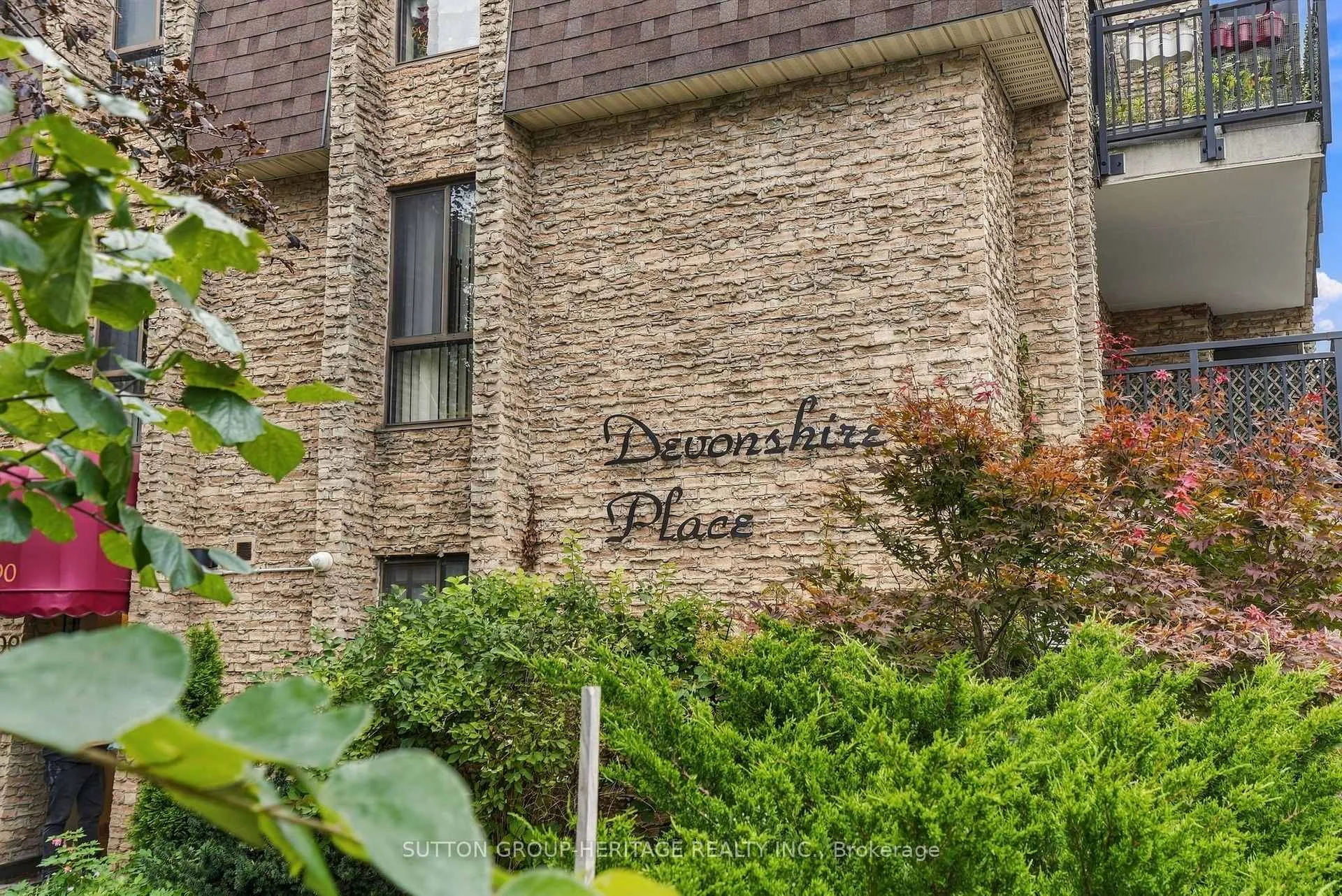 Photo 5 of Unit 406, 15390 Yonge Street, Aurora, Aurora Village — HOMEH