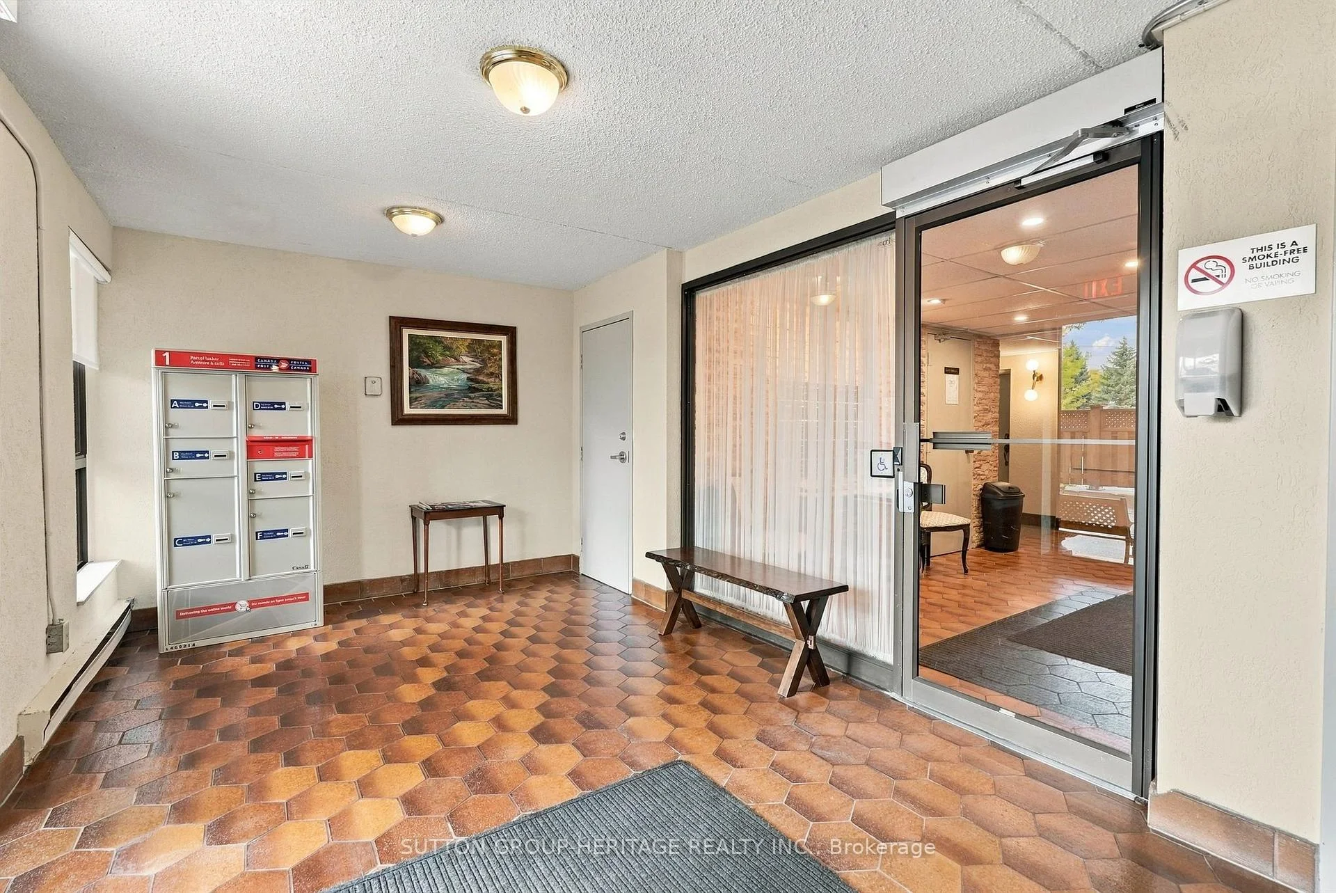Photo 6 of Unit 406, 15390 Yonge Street, Aurora, Aurora Village — HOMEH